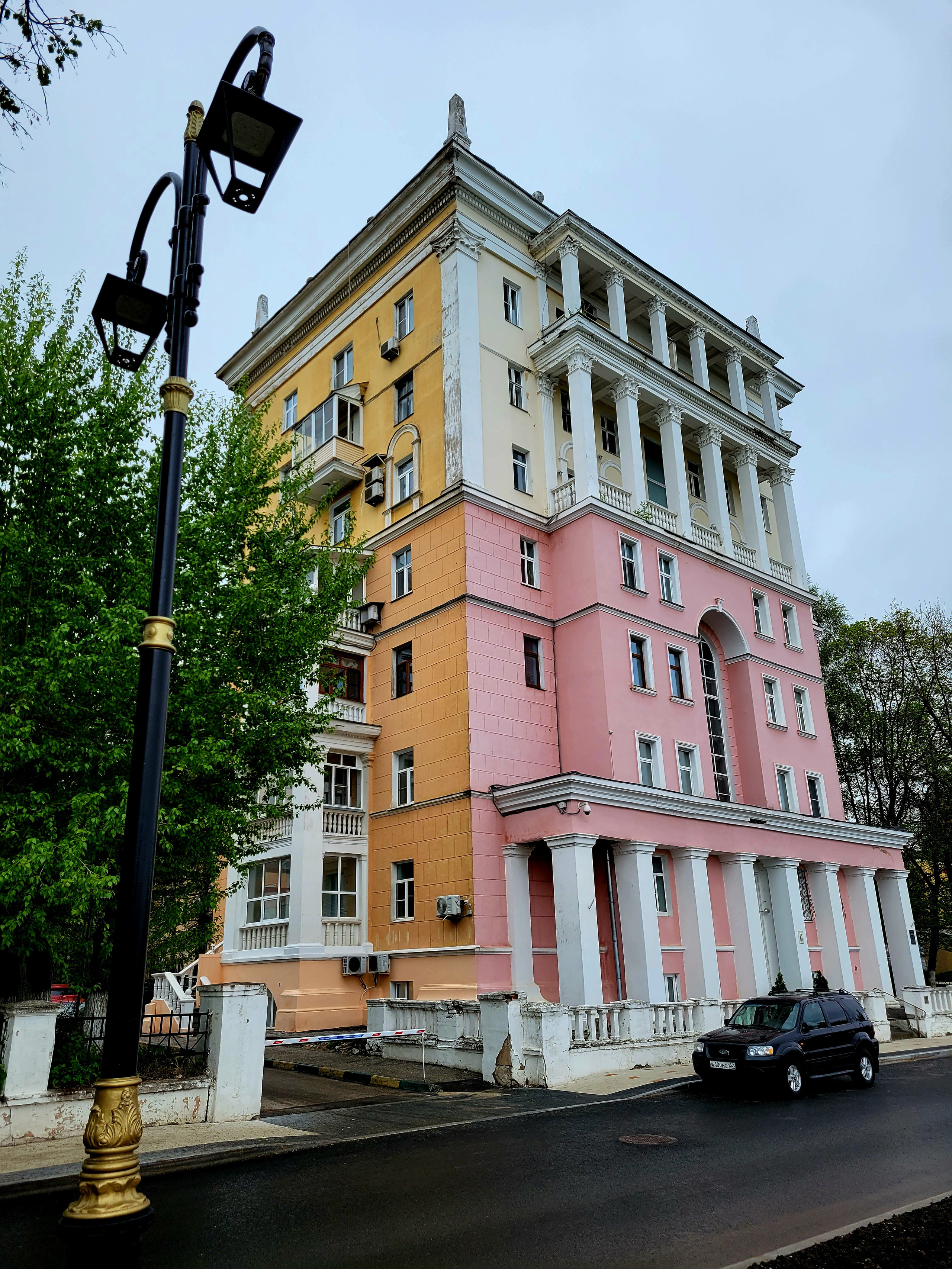 Симпатичный дом на набережной