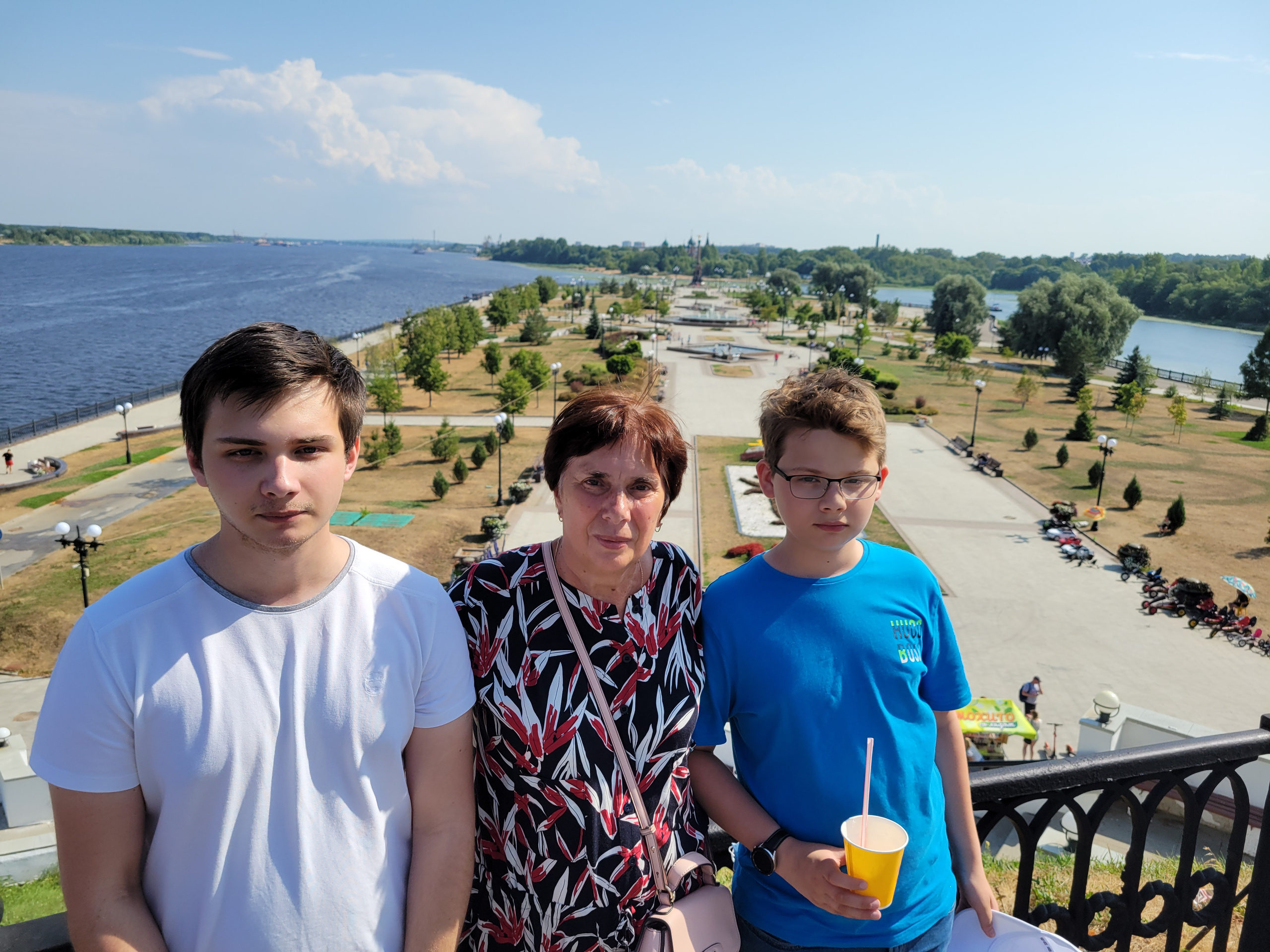 Бабушка и внуки на стрелке