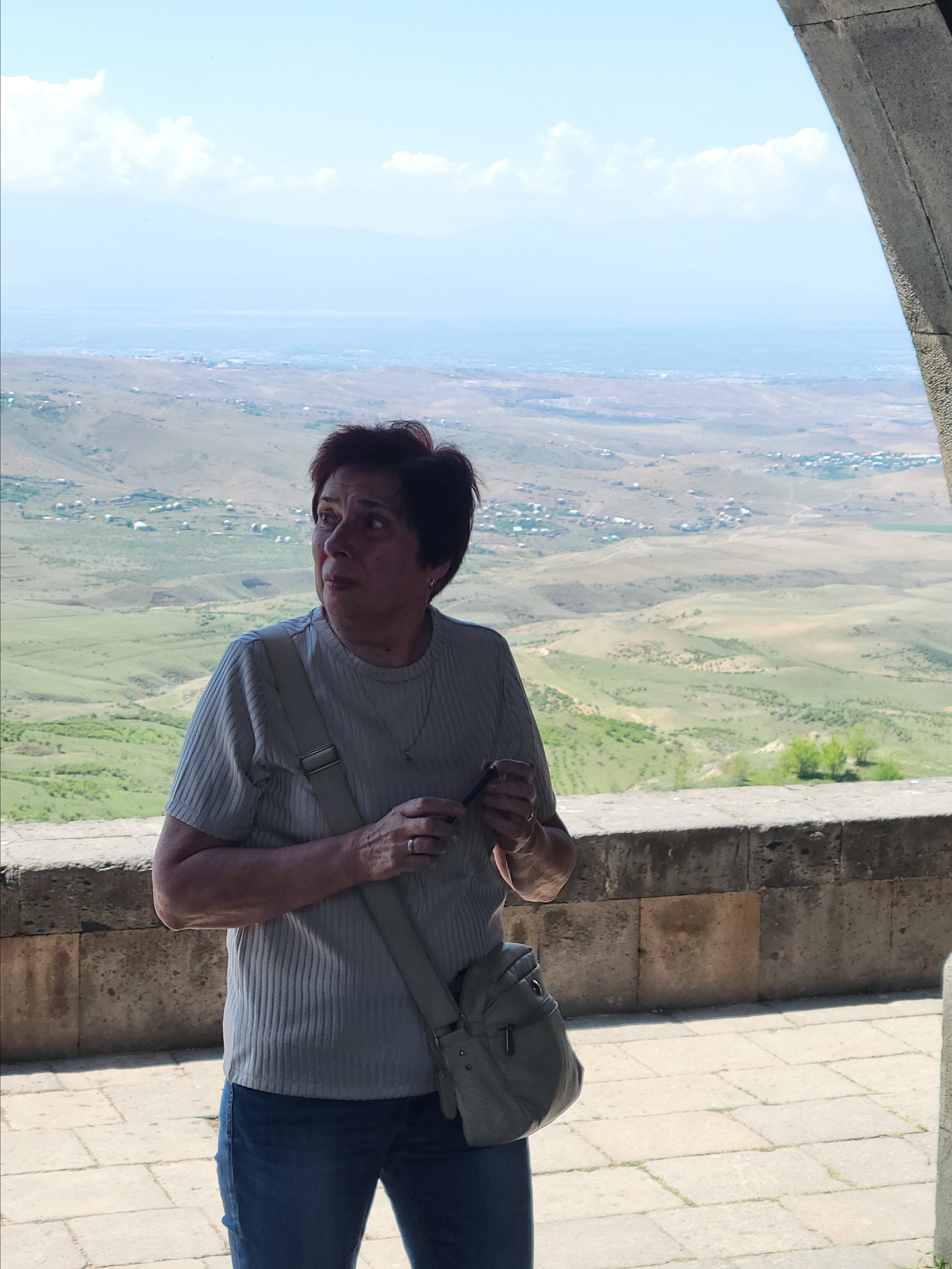 Арка (арх. Рафаэль Исраэлян) поставлена в 1957 г. – с этой точки открывается шикарный вид на Арарат и на долину. На арке выбиты слова поэта - Егиша Чаренца 