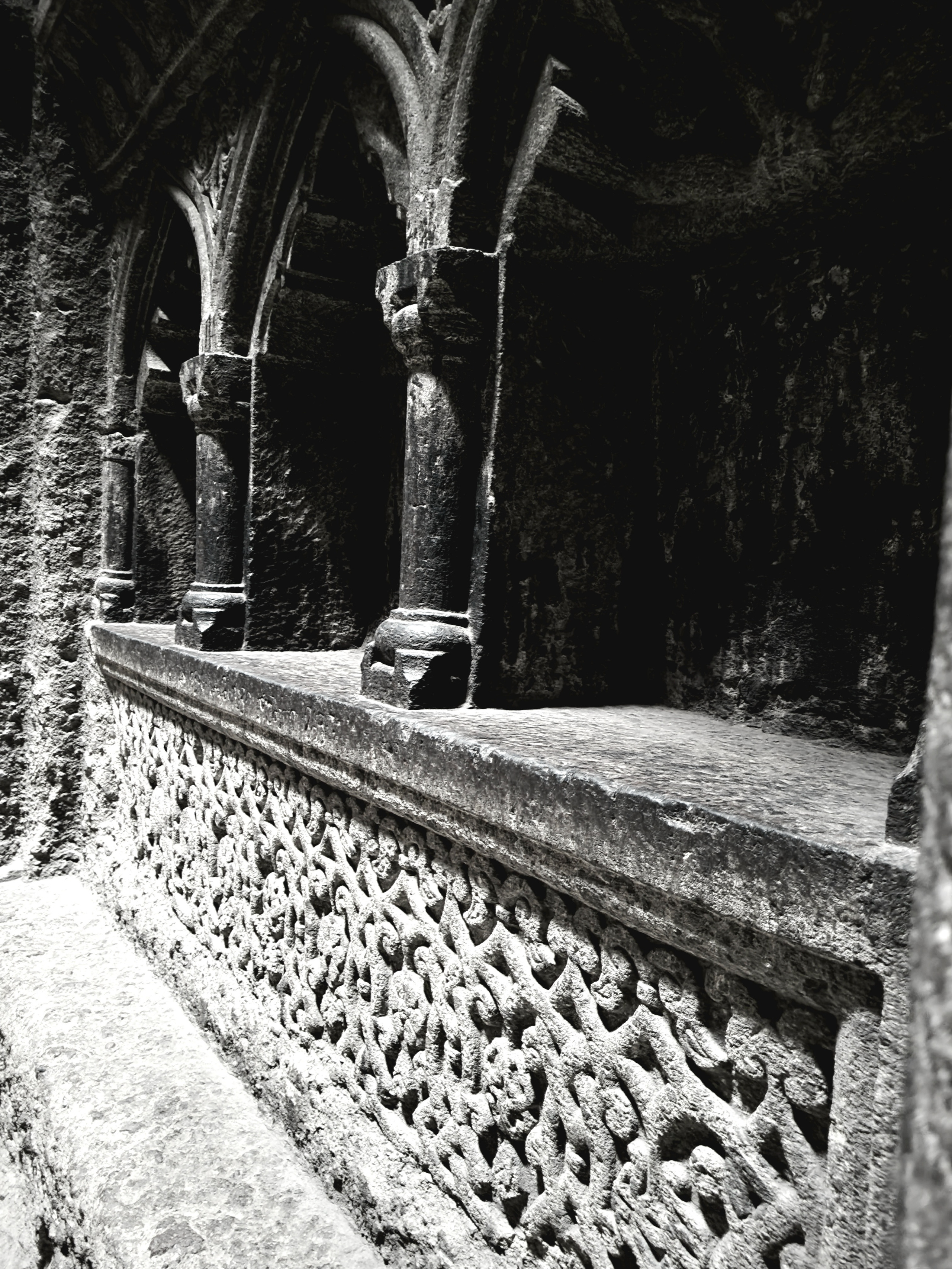 Застали в одной из церквей песню-молитву. Эхо, чистый звук, антураж. Очень здорово 