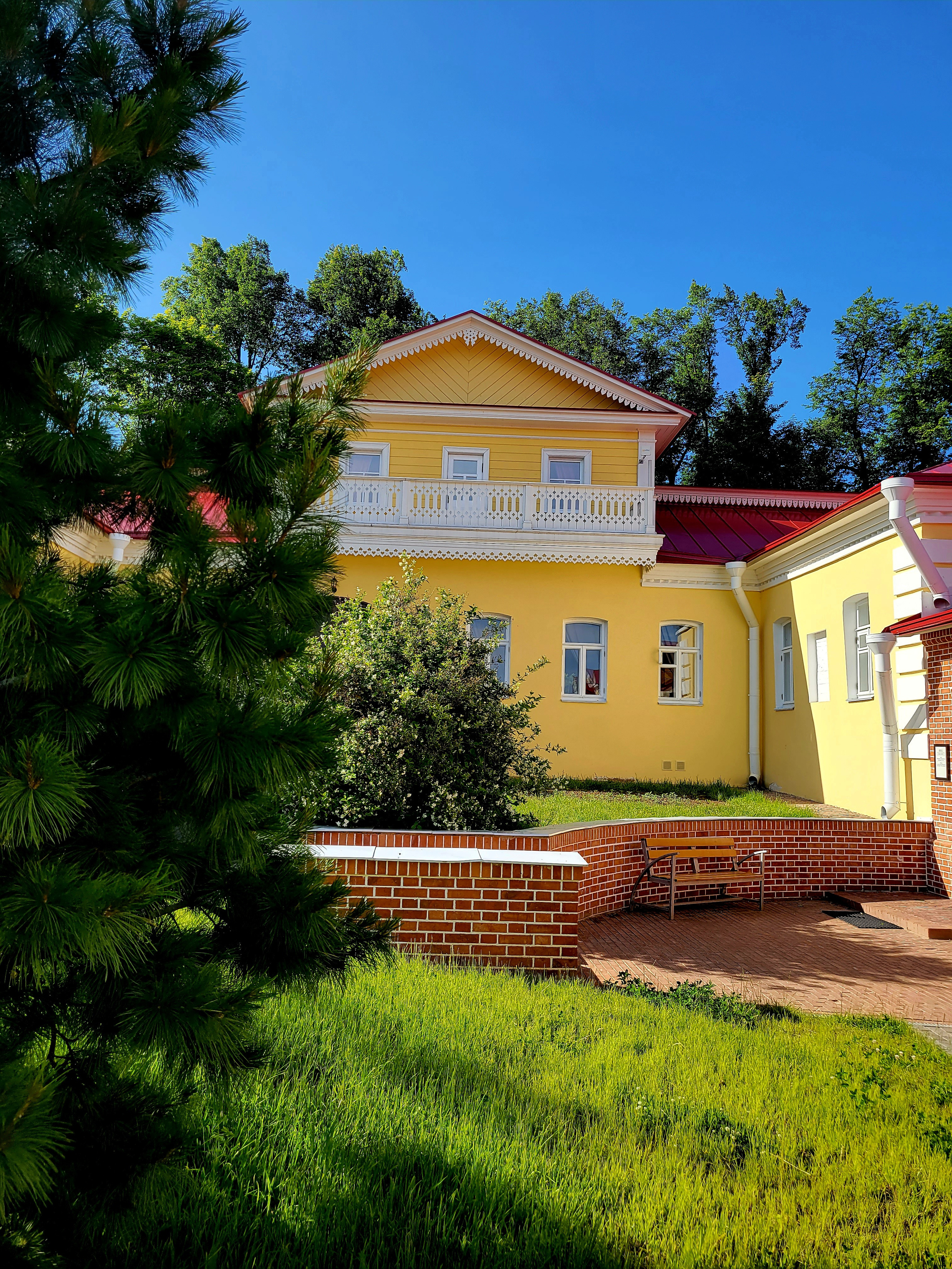 Усадьба Боблово, в 8 км от Шахматово. Усадьба, где жил Д.И.Менделеев. Дома Менделеева не сохранились, но остался каменный особняк Ильина, вместе с которым Менделеев покупал усадьбу. В особняке современный ремонт и музей Д.Менделеева. Интересный стенд с историй открытия элементов: двигаешь ползунок по временной оси, а периодическая таблица наполняется элементами. Прогресс за 50 лет поразительный!