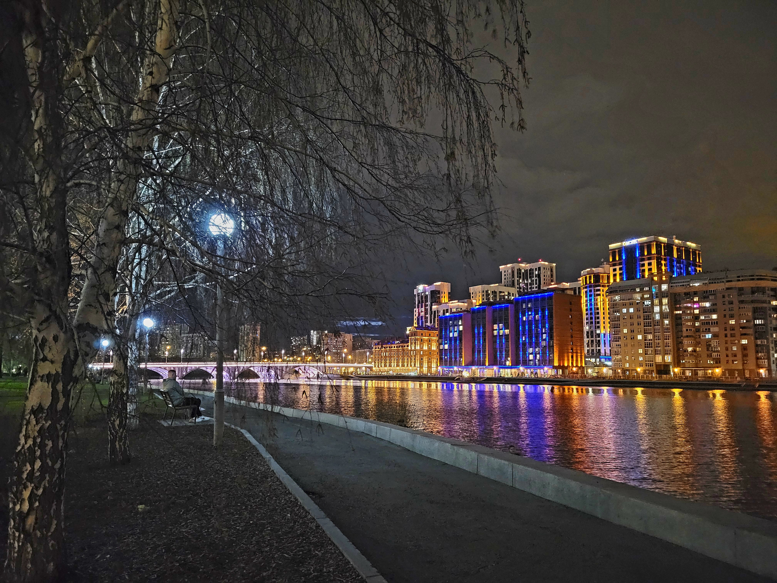 Набережная городского пруда