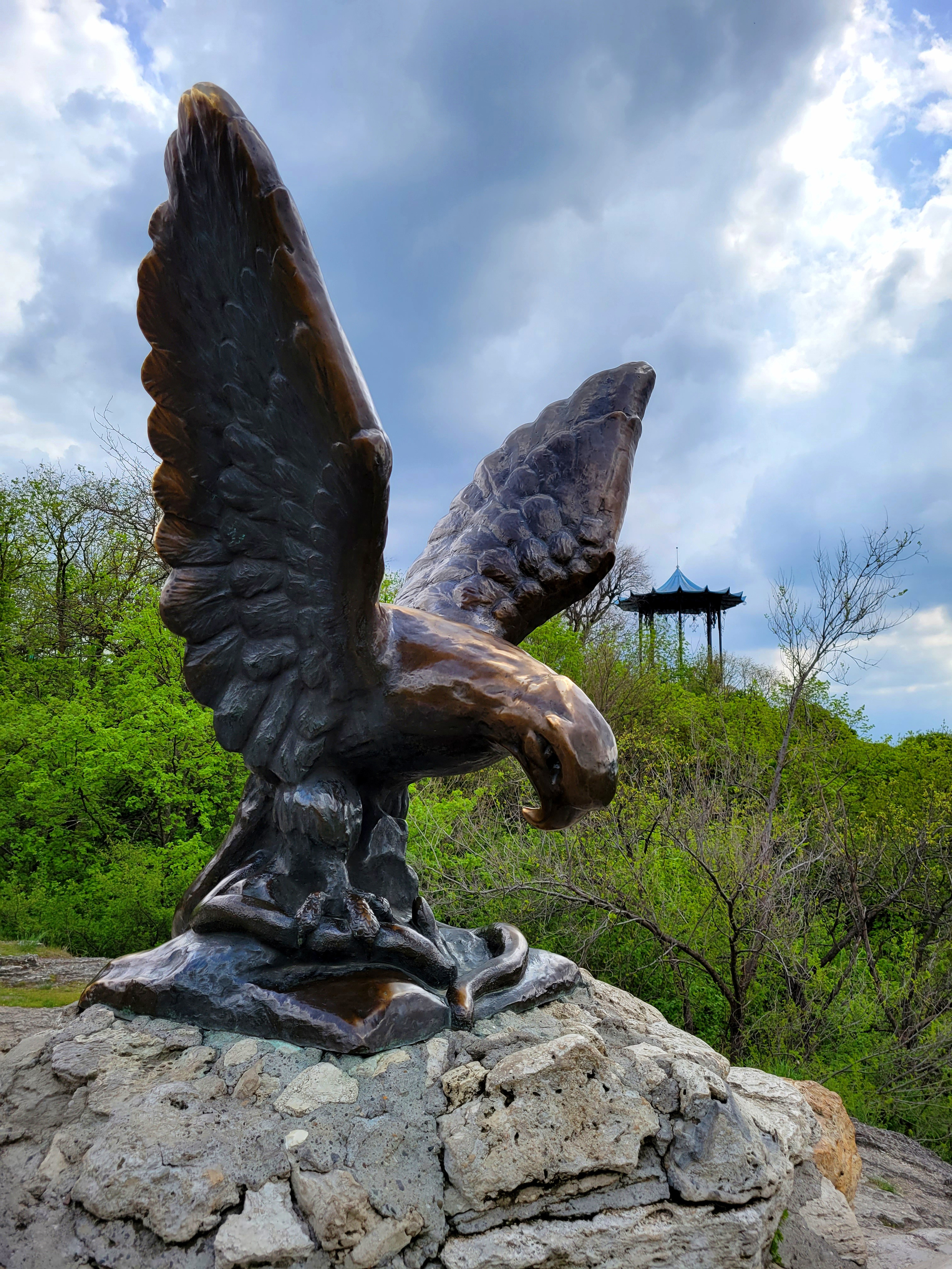 Символ Пятигорска - символ вод, побеждающих змею-болезни