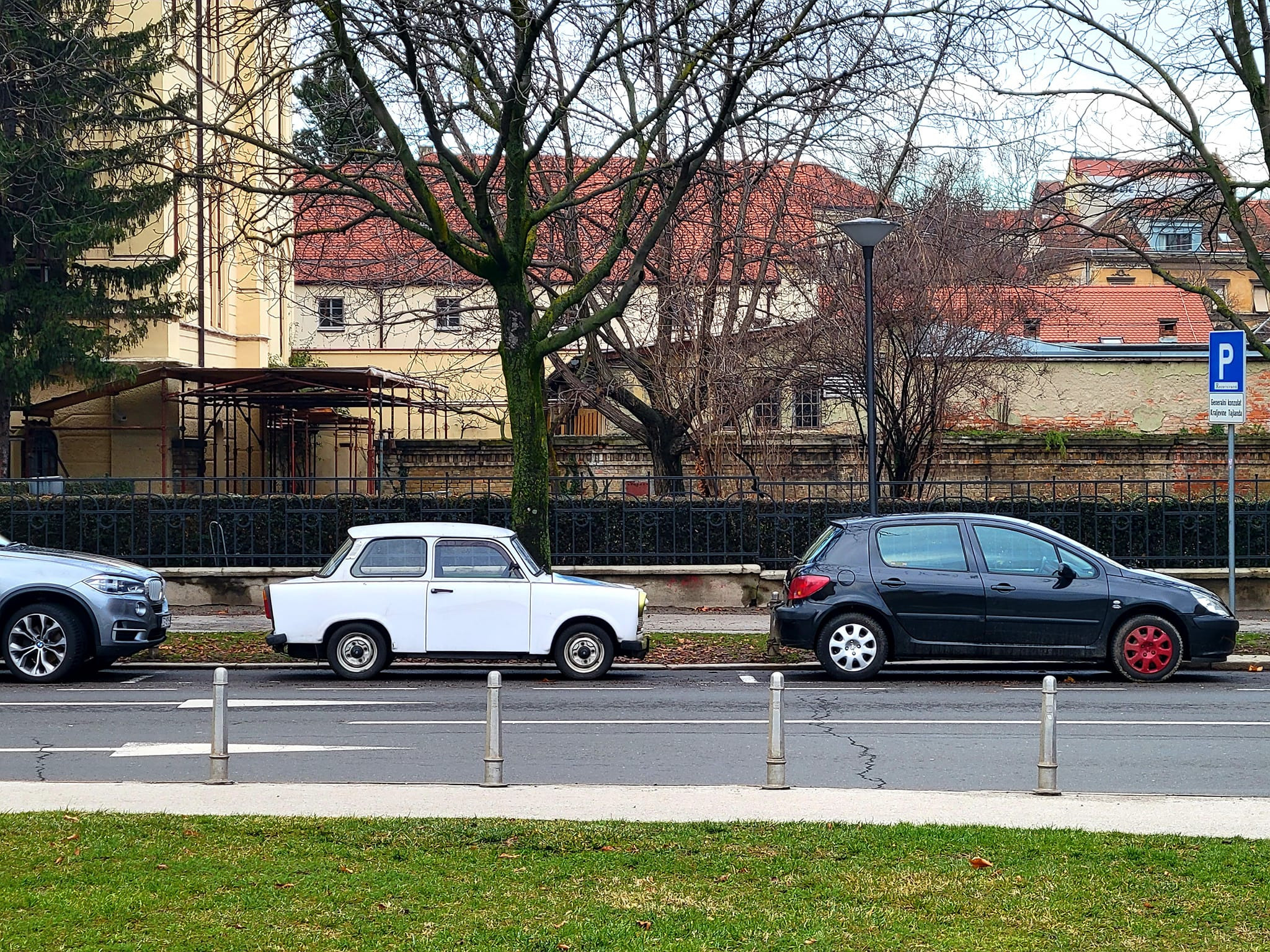 Не отпускало ощущение, что сейчас выйдет мистер Бин, сядет за руль, и привычно расталкивая всех вокруг уедет по своим важным делам.