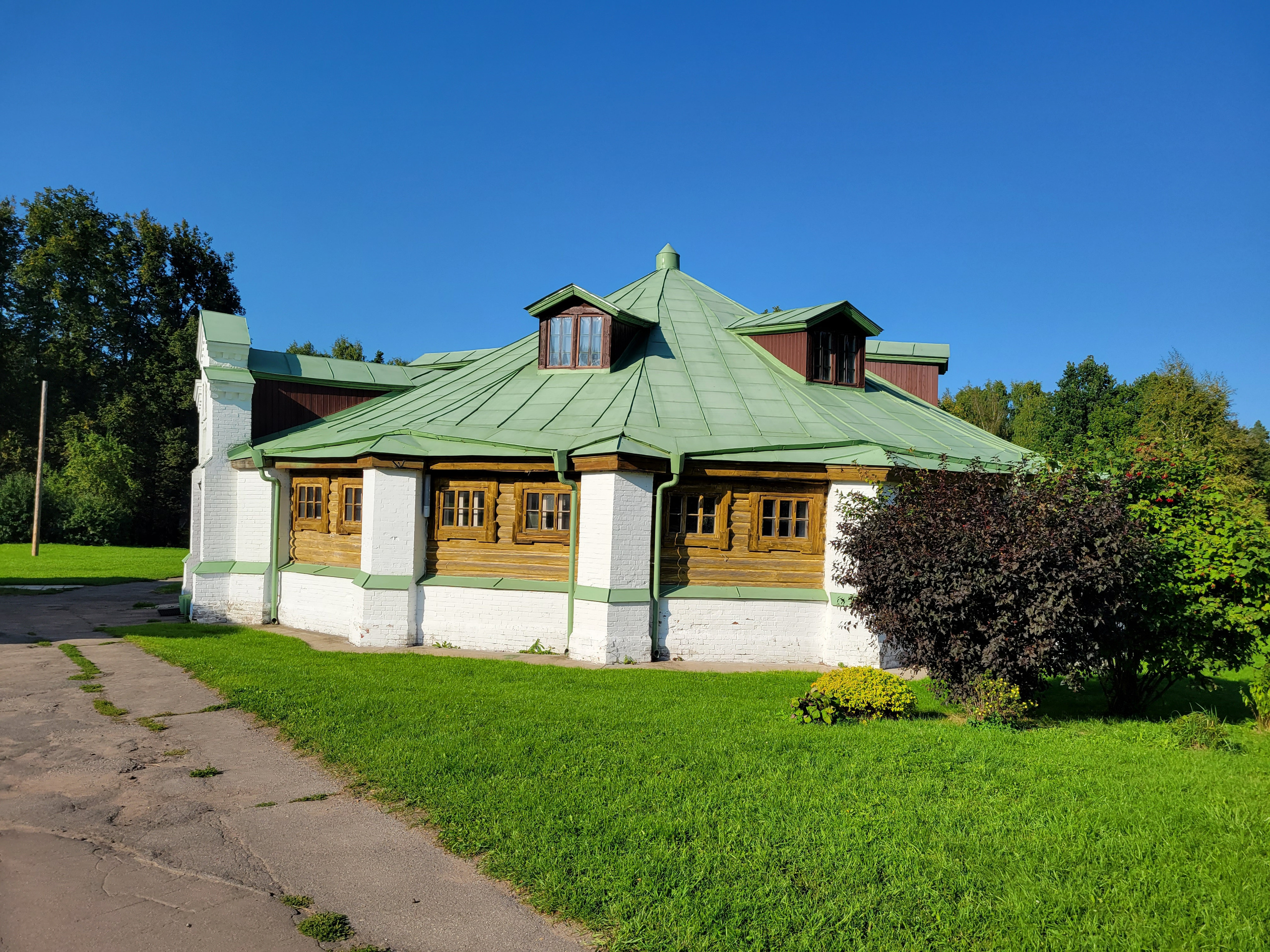 Цель поездки была кинодеревня, но впечатлила намного сильней соседняя усадьба Середниково.