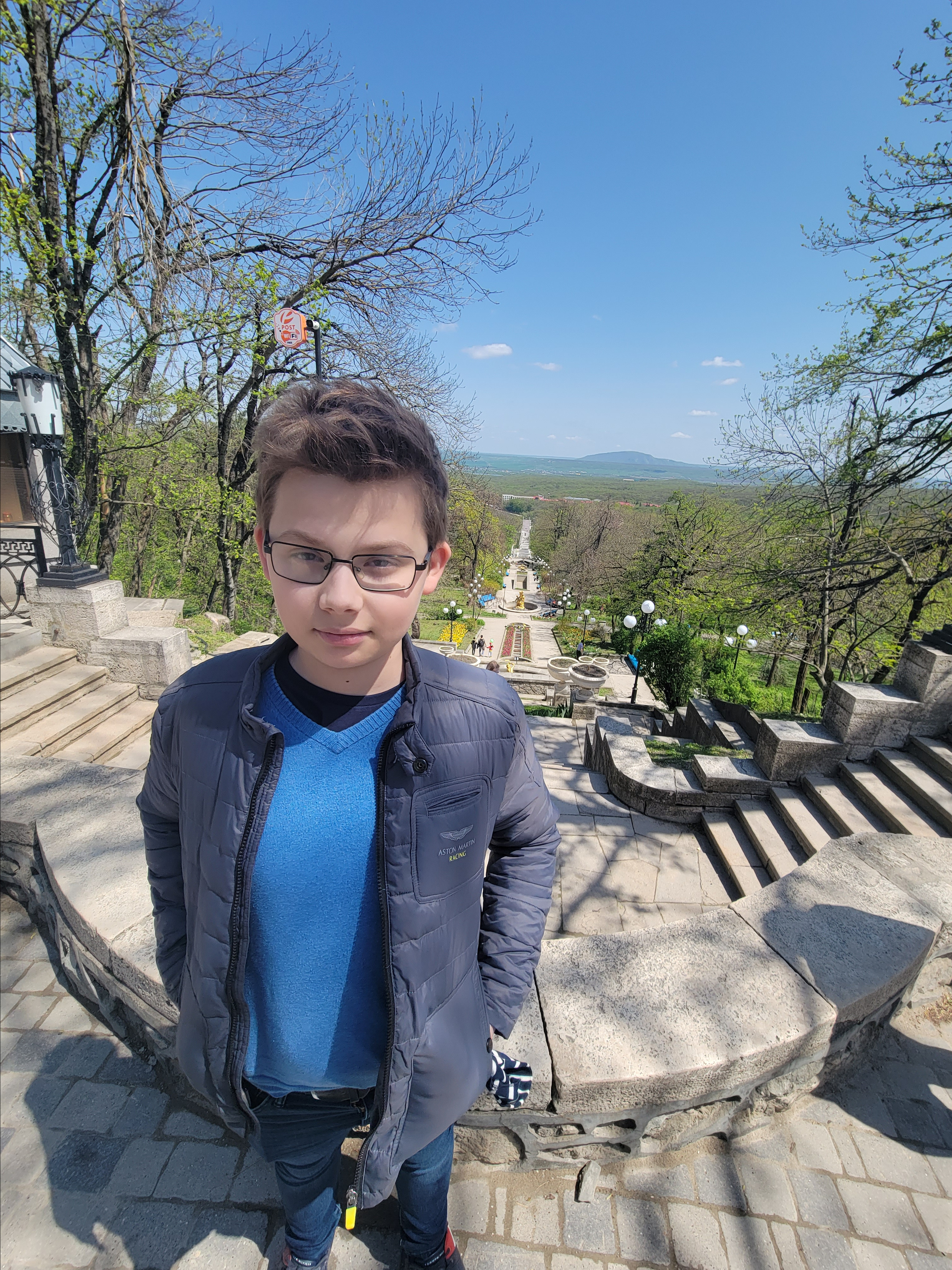 Все неспешно гуляют, пьют воду днем, вечерами что покрепче в ресторанах.