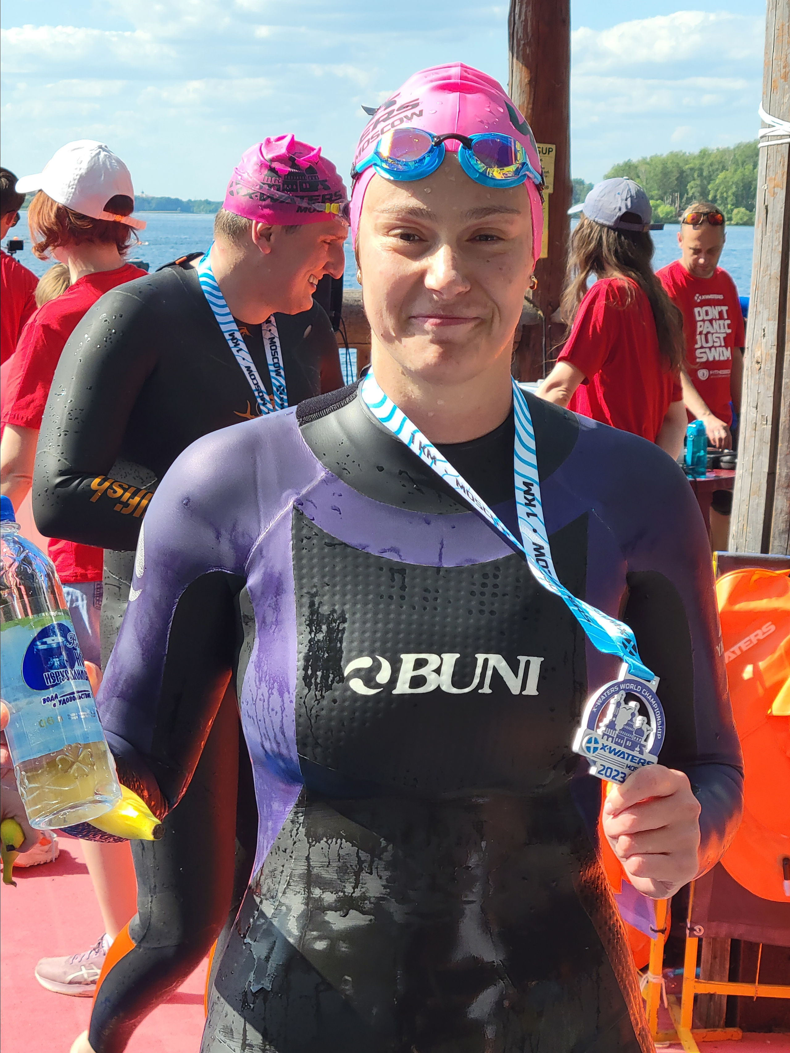 Банан и медалька - мотивируют доплыть :) 