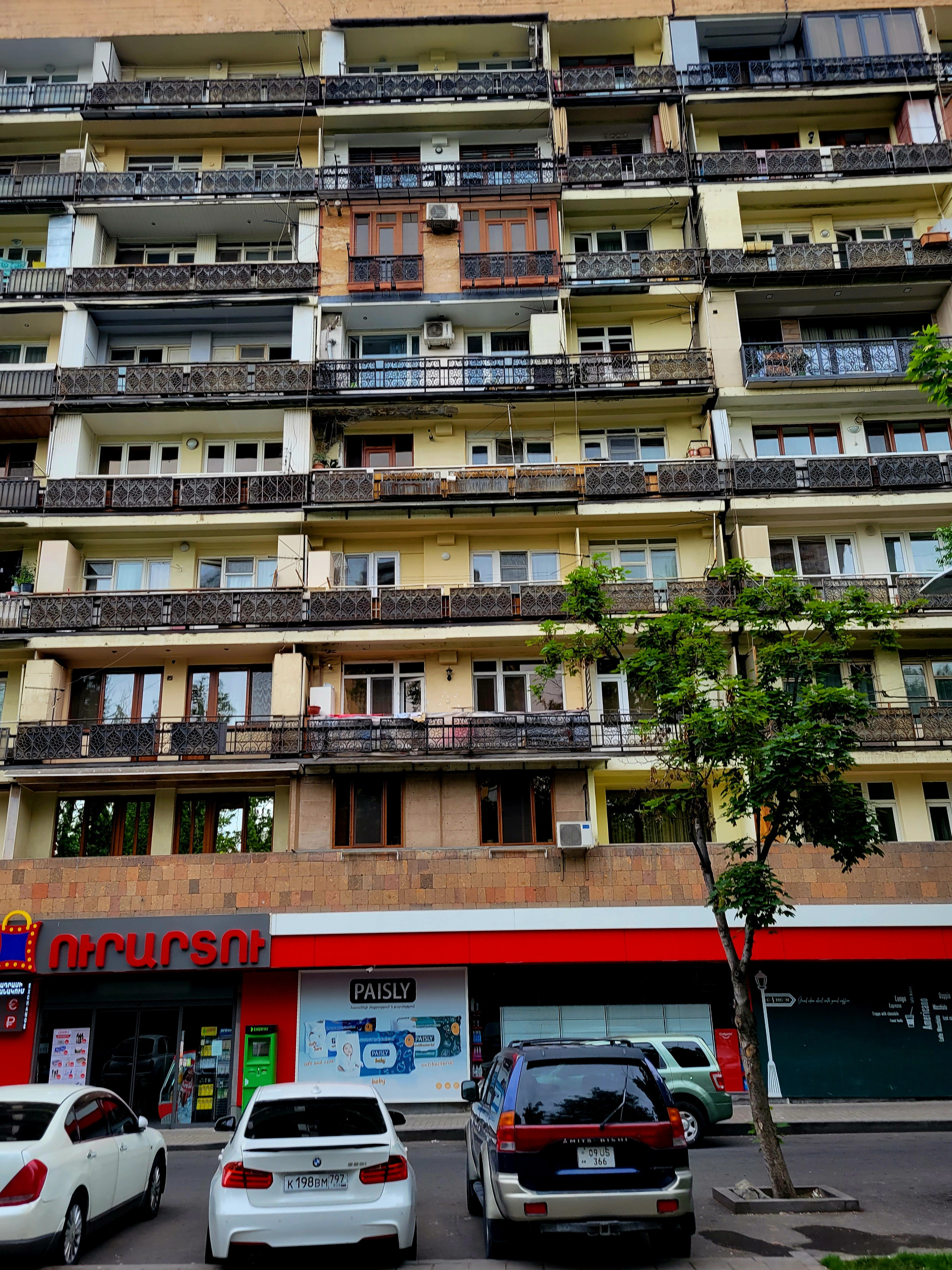 Рано воскресным утром, пока город спит, отправился на прогулку по пустынным улицам