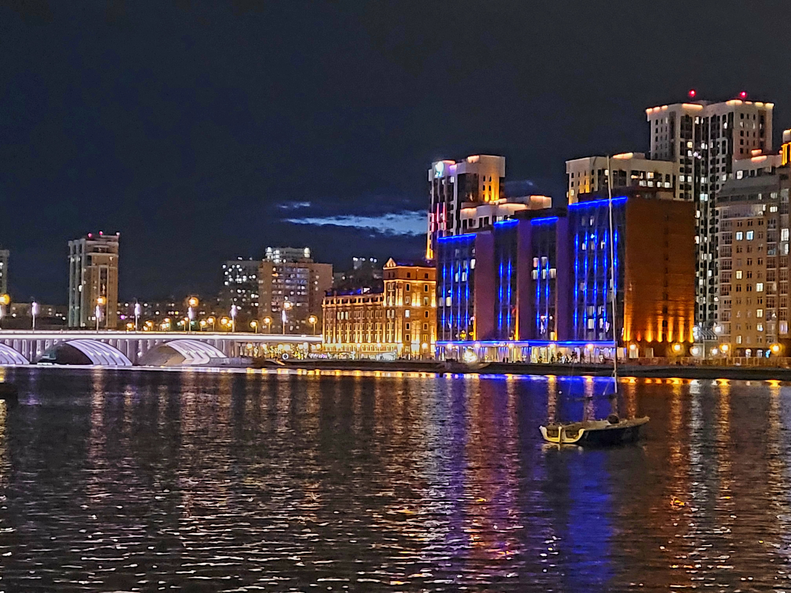 Пруд не маленький - несколько небольших яхт стоит