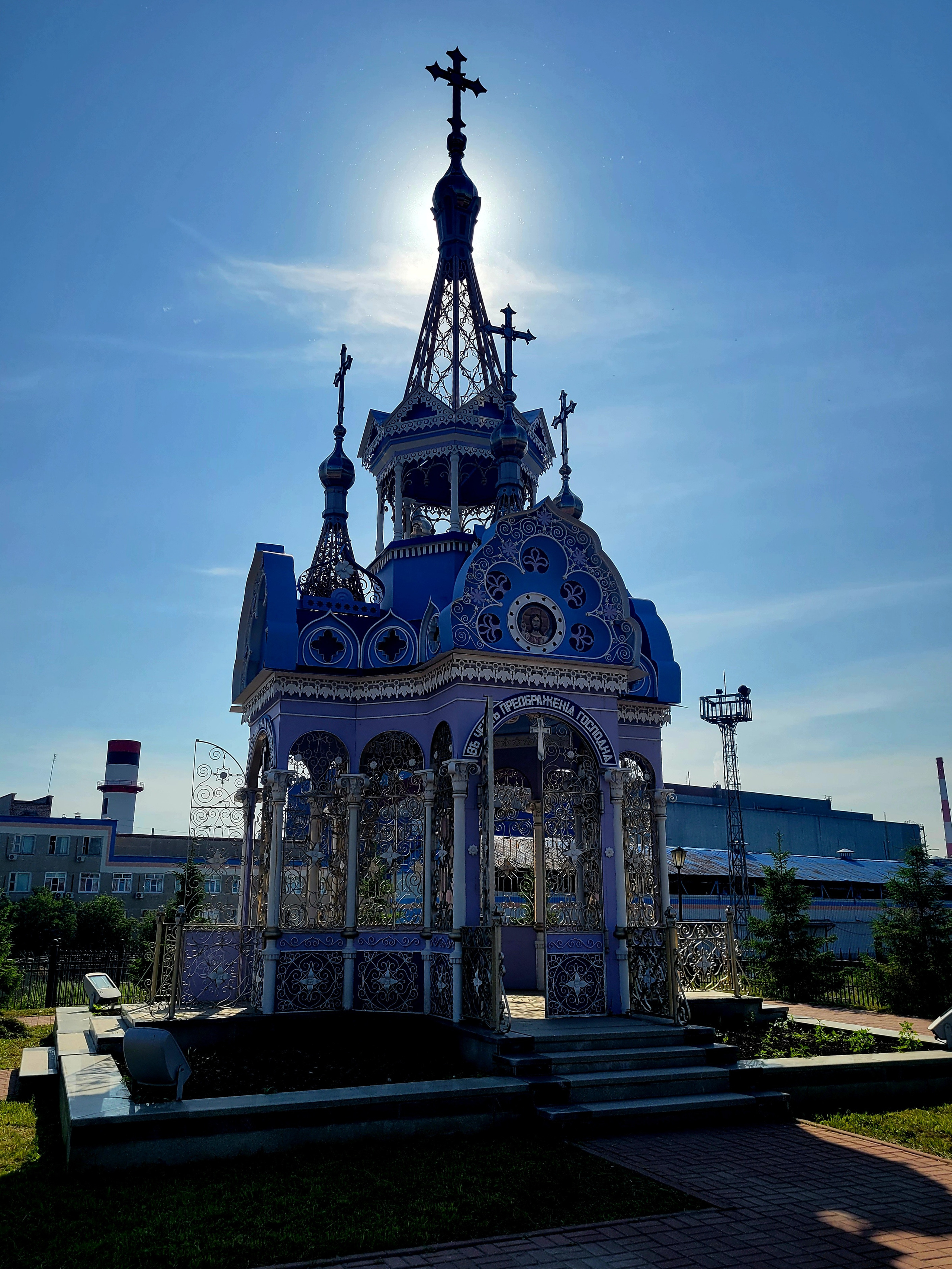 Историческая часовня, изготовленная из металла на заводе