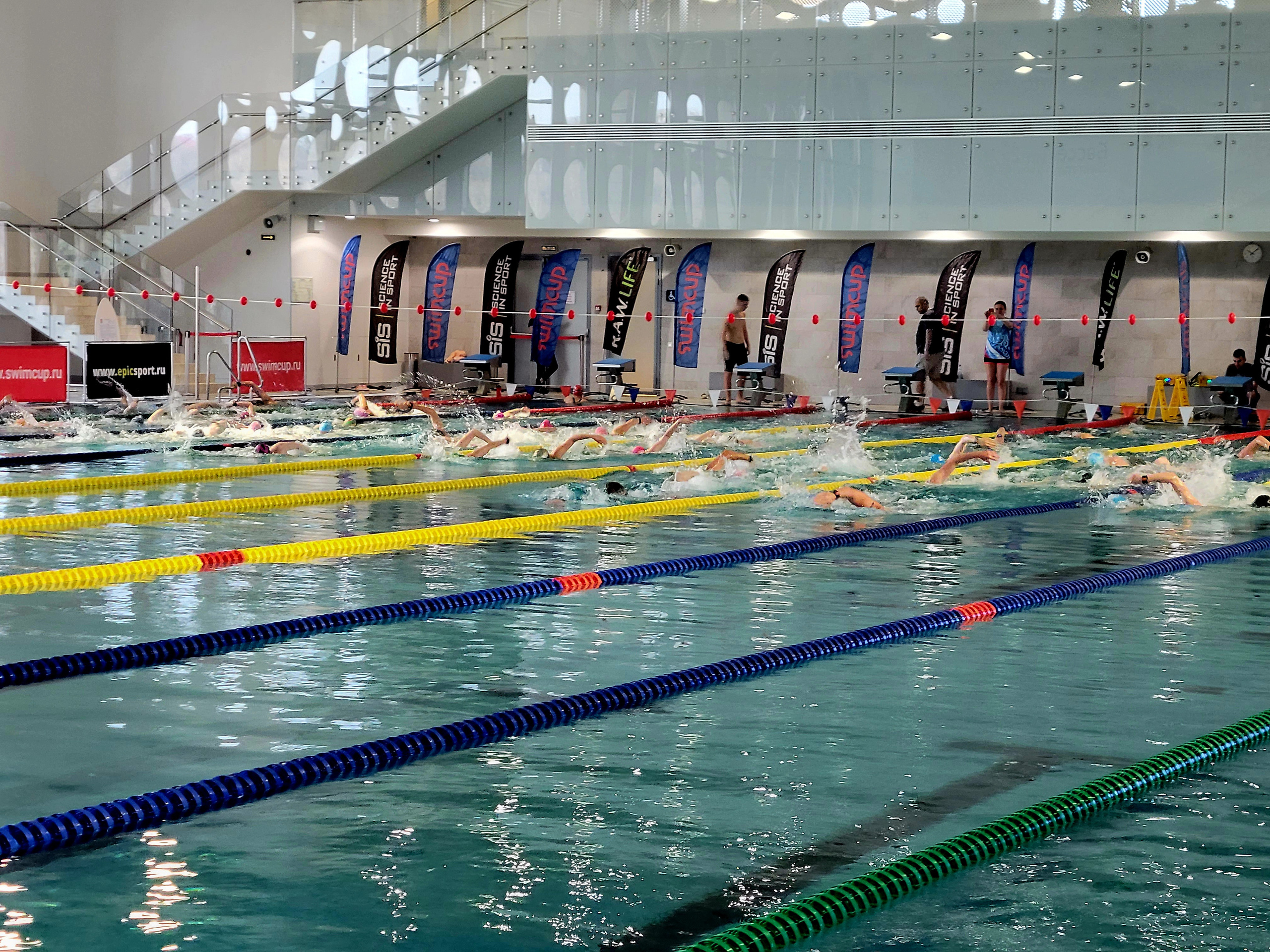 Когда стартовал - подумал как это прикольно выглядит, когда тихую гладь бассейна разрывает сразу по 10 дорожка 70 человек. После нашего финиша удалось снять аналогичный старт заплыва на 30 мин
