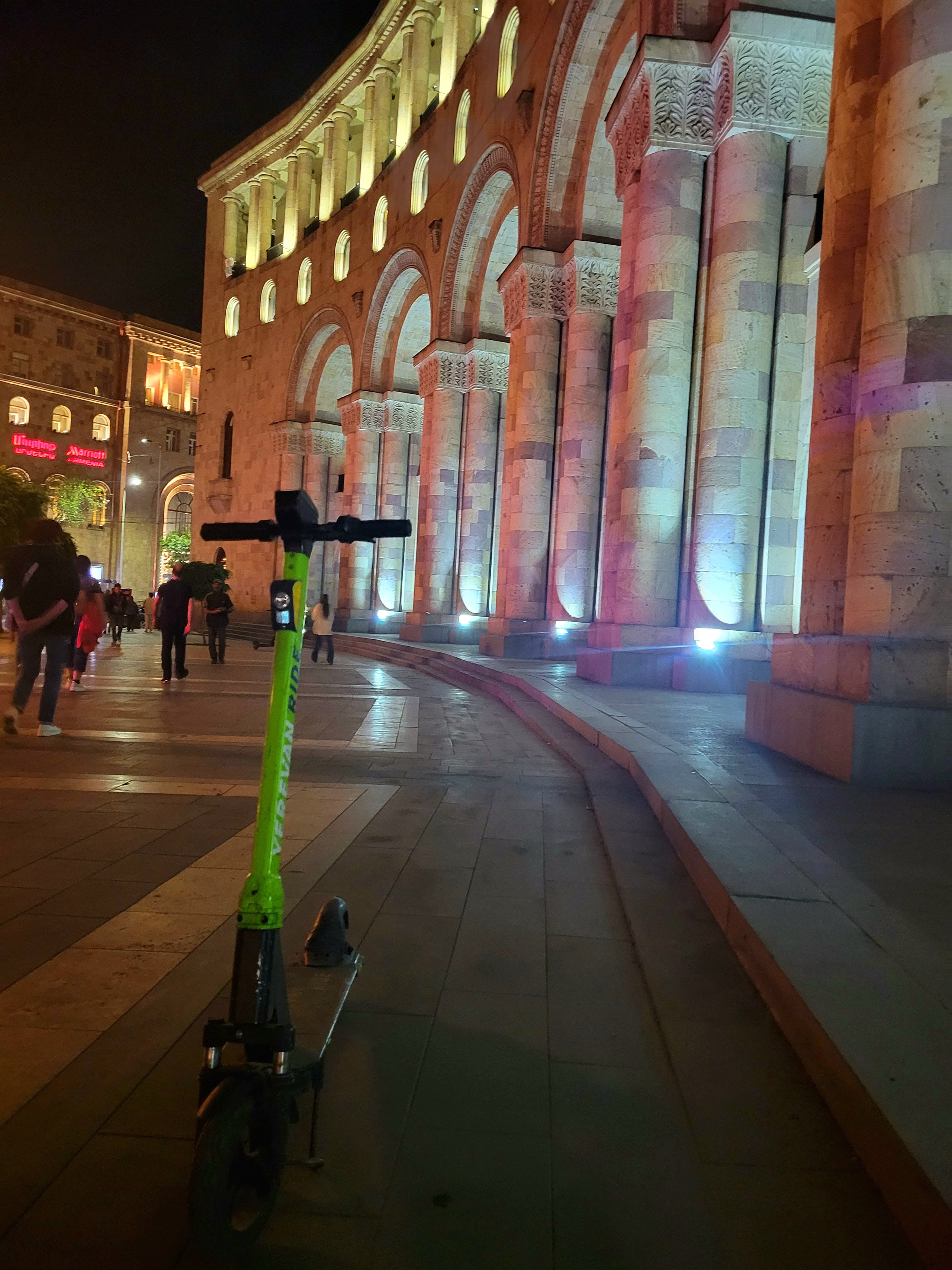 Уходить не хочется. При том, что нет таких толп как в Барселоне - фонтаны притягивают. Возвращались к ним несколько вечеров.