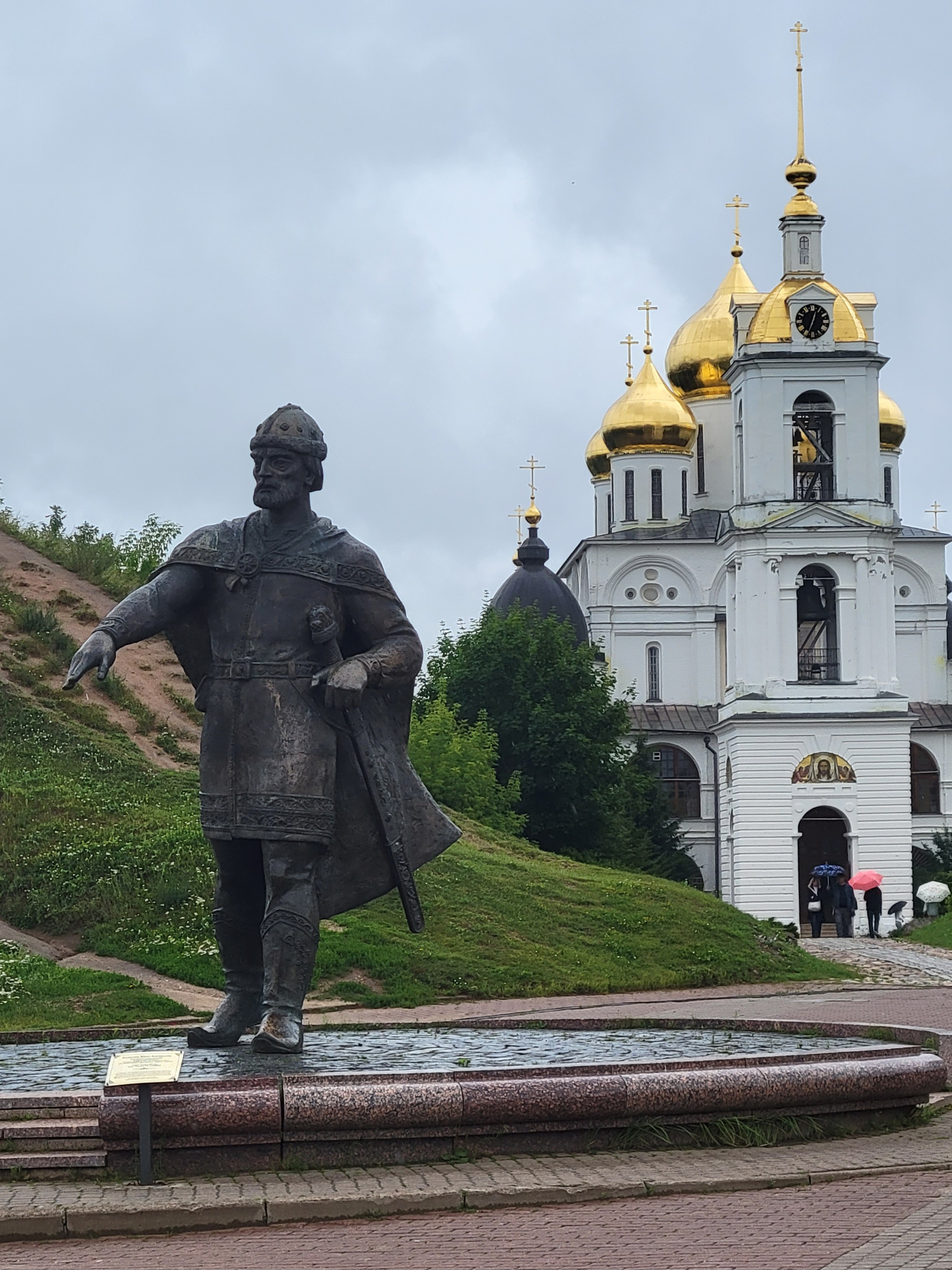 Памятник основателю города - Юрию Долгорукому, отцу Всеволода
