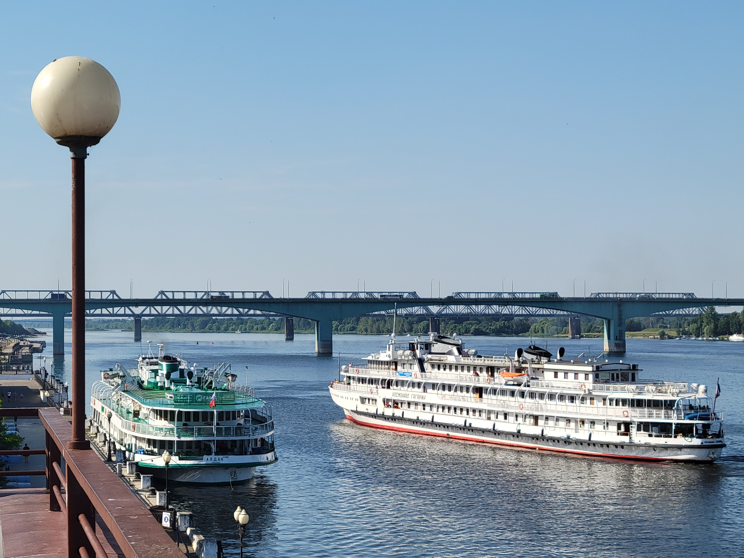 Волга, круизные кораблики. Когда-нибудь я и на таком сплаваю. Мечта детства.