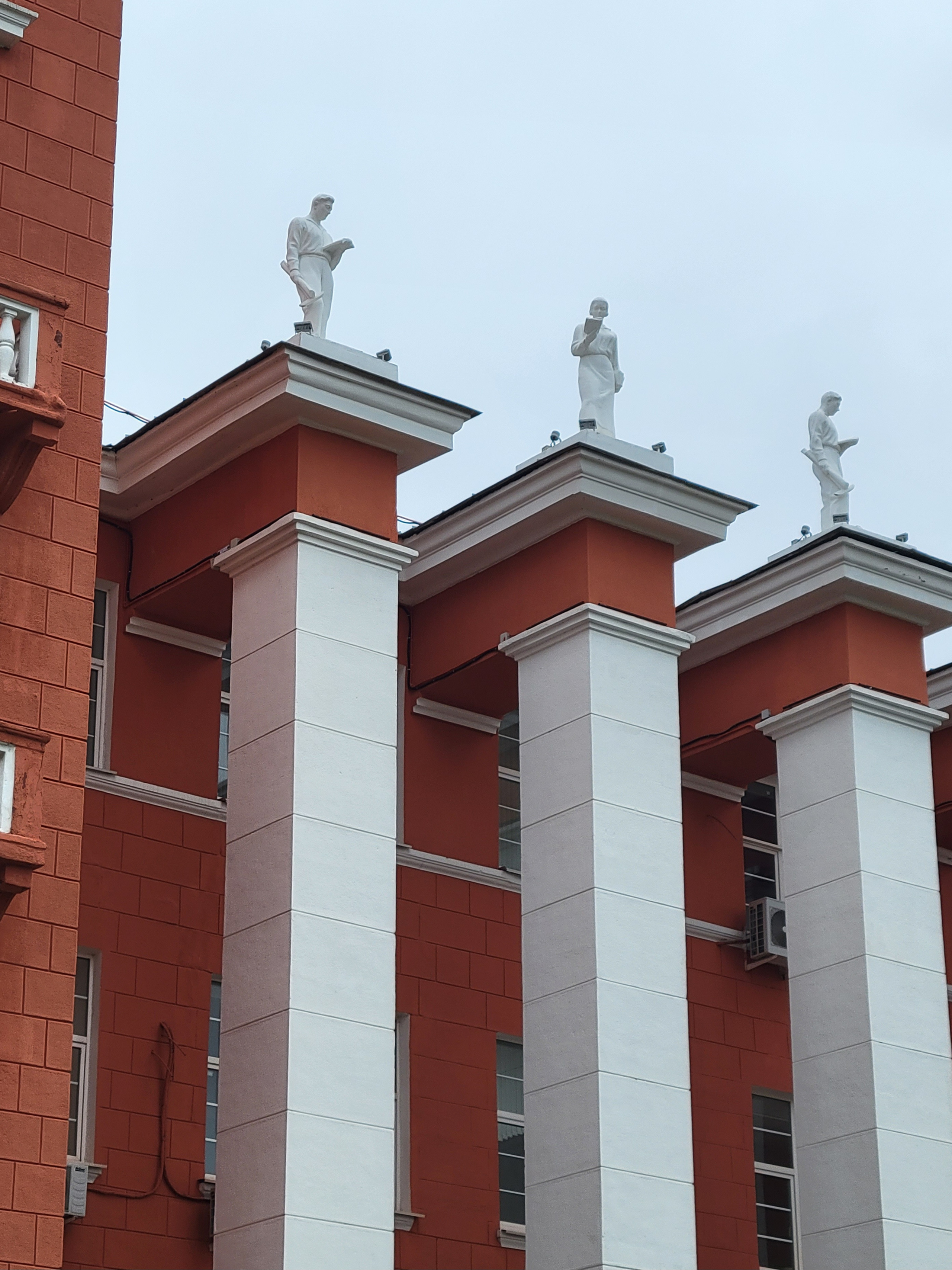 Институт на набережной