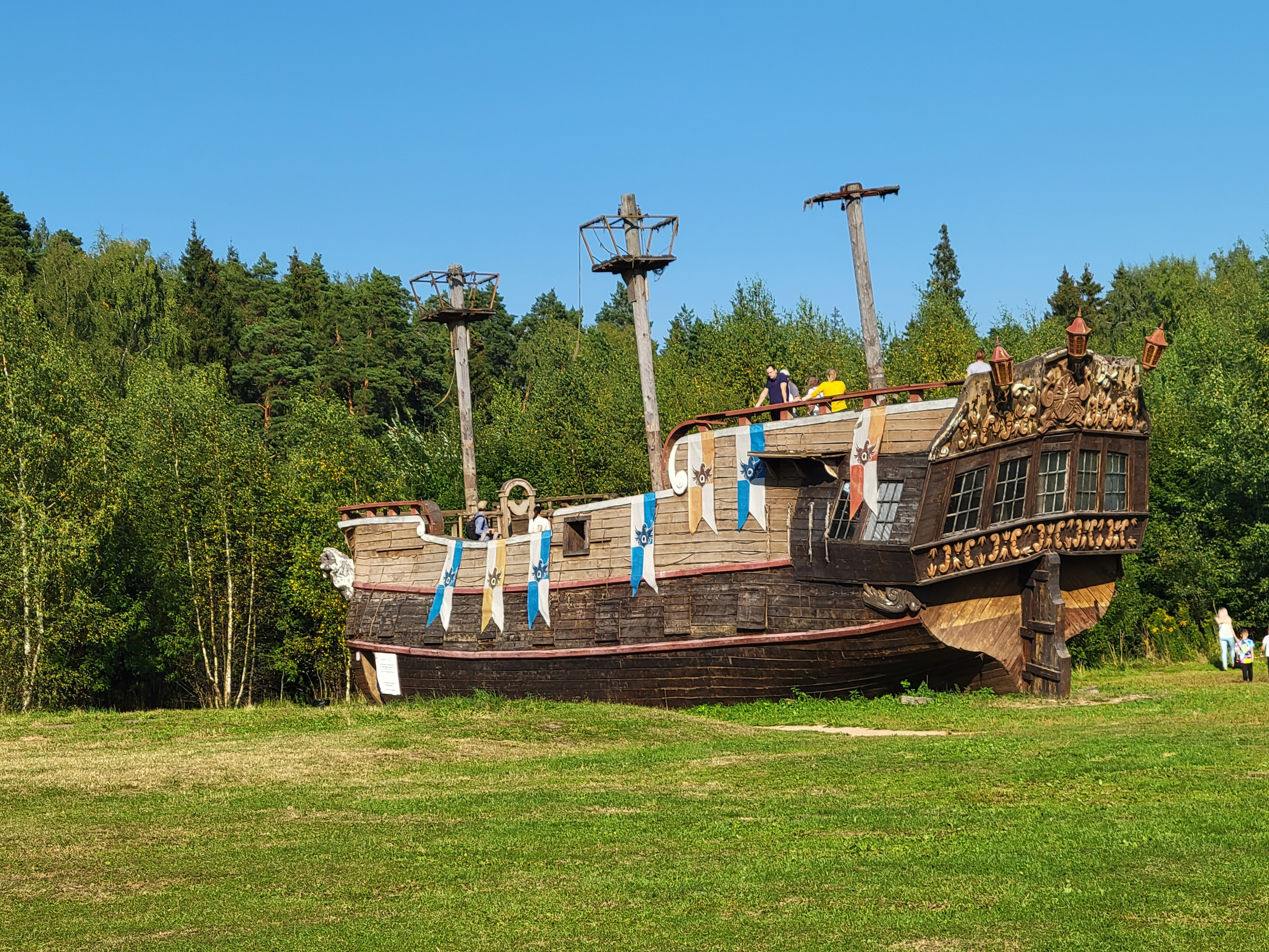 Первое впечатление - кто и зачем забросил корабль в леса? Можзет рядом река? Нет, только море травы