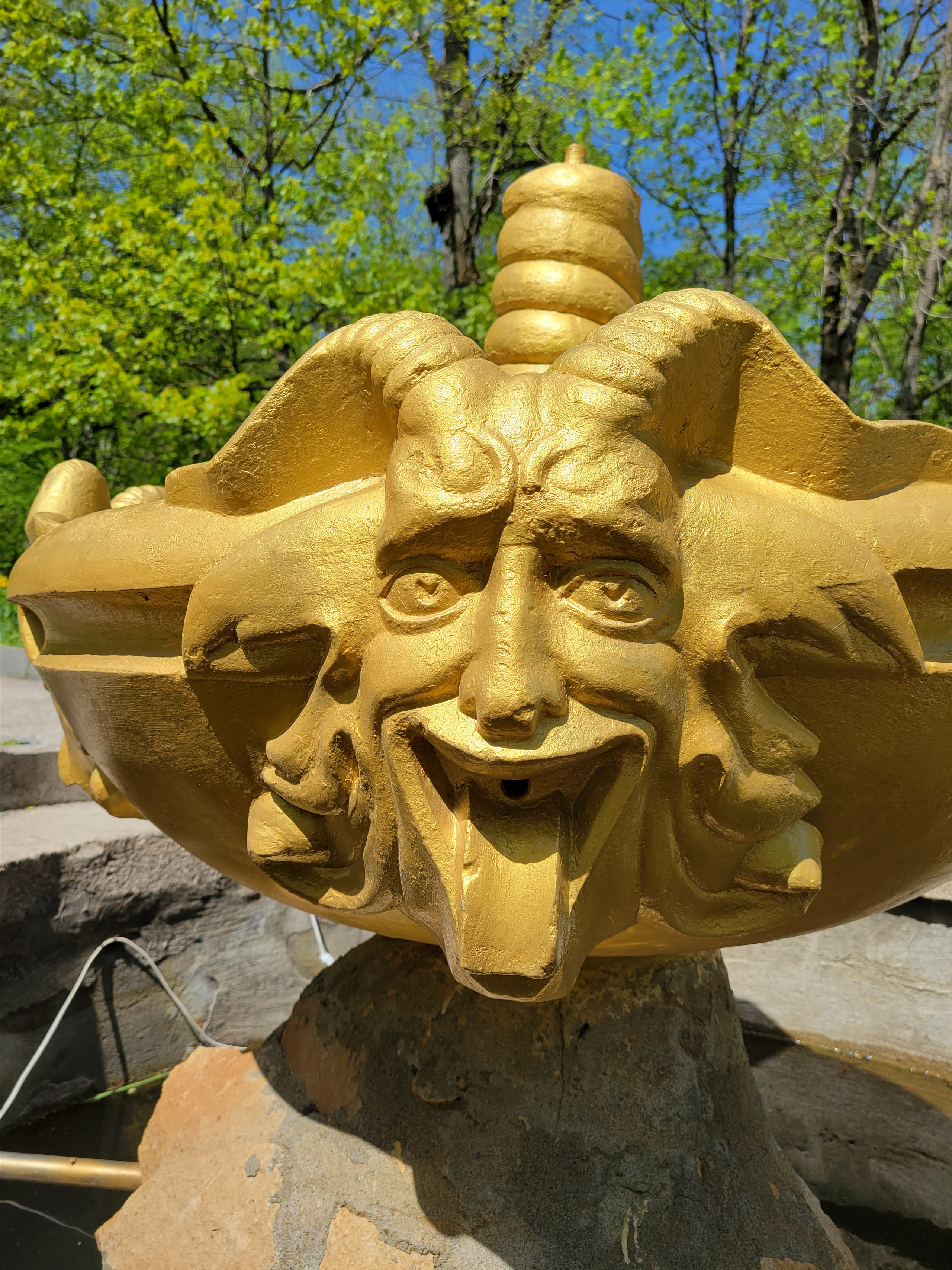 Железноводск, как и остальные водно-курортные города, представляет собой променад в парке (вокруг горы в случае Железноводска), где кроме лавочек, детских аттракционов и палаток с мороженным и игрушками стоят павильоны-галереи с минеральной водой.