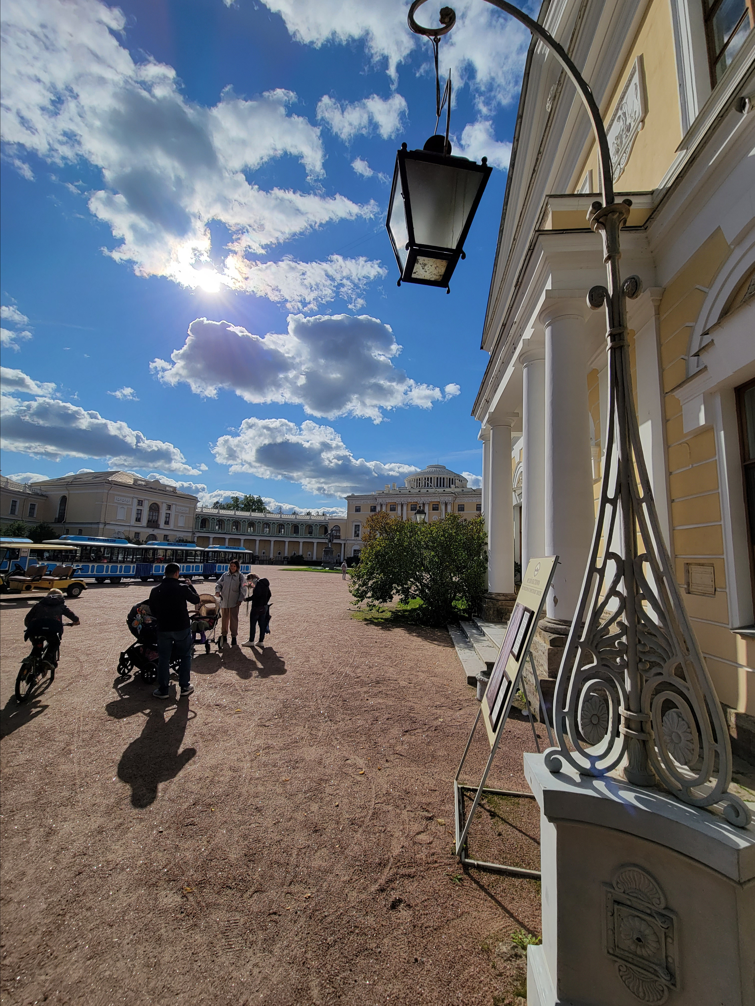 Здесь можно гулять днями напролет. В детстве всегда тянуло в Петергоф, к фонтанам. Сейчас стал ценить красоту природы