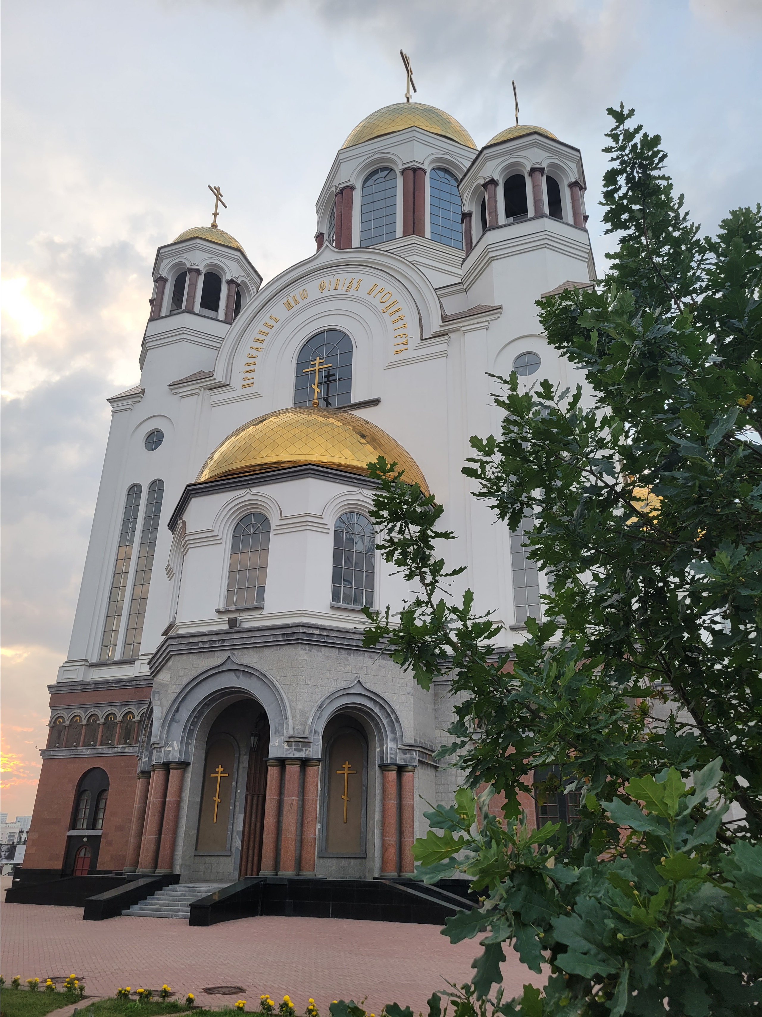 Из трех вечеров в Екатеринбурге только один был свободен - дошел до Храма на Крови