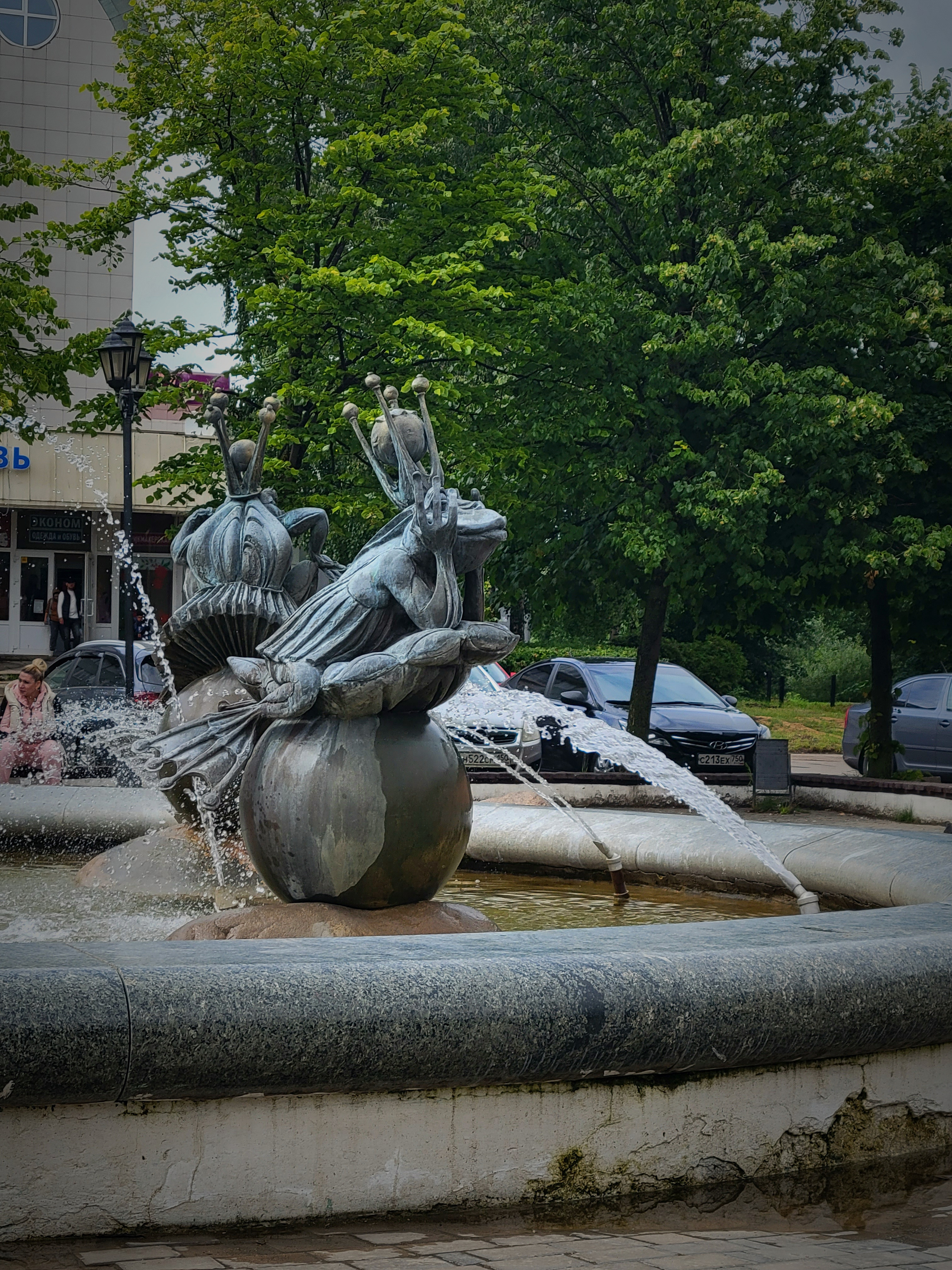 Фонтан "Ожидание", где 4 принцессы-лягушки ждут своих принцев. Игорек даже пытаться целовать их не стал - мне и одному отлично, сказал