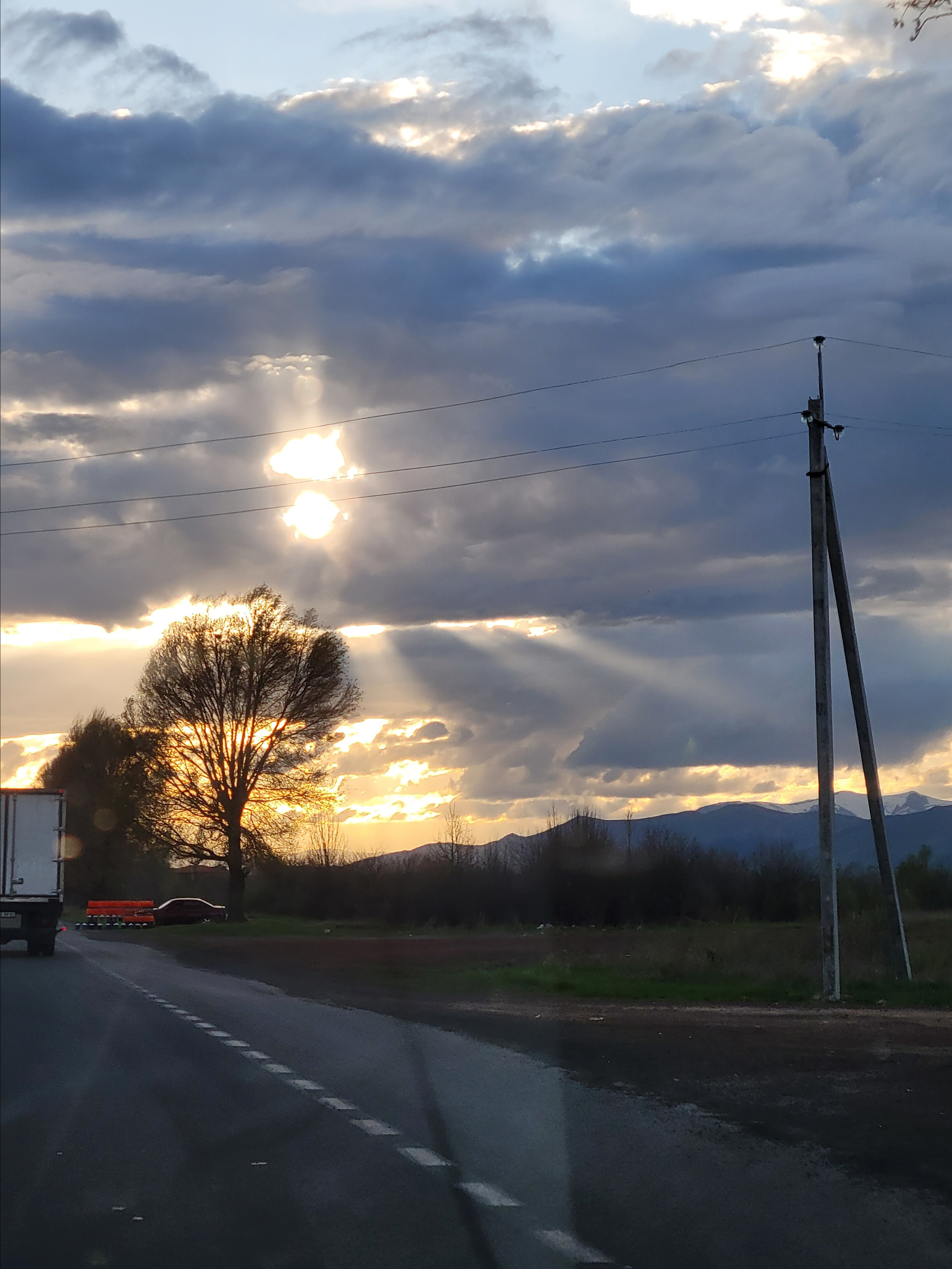 Лучик солнышка по дороге обратно в Ереван. Перепады высот 1900 м у Севана, 1300 в Дилижане - в итоге заложенные уши приходили в норму до позднего вечера.