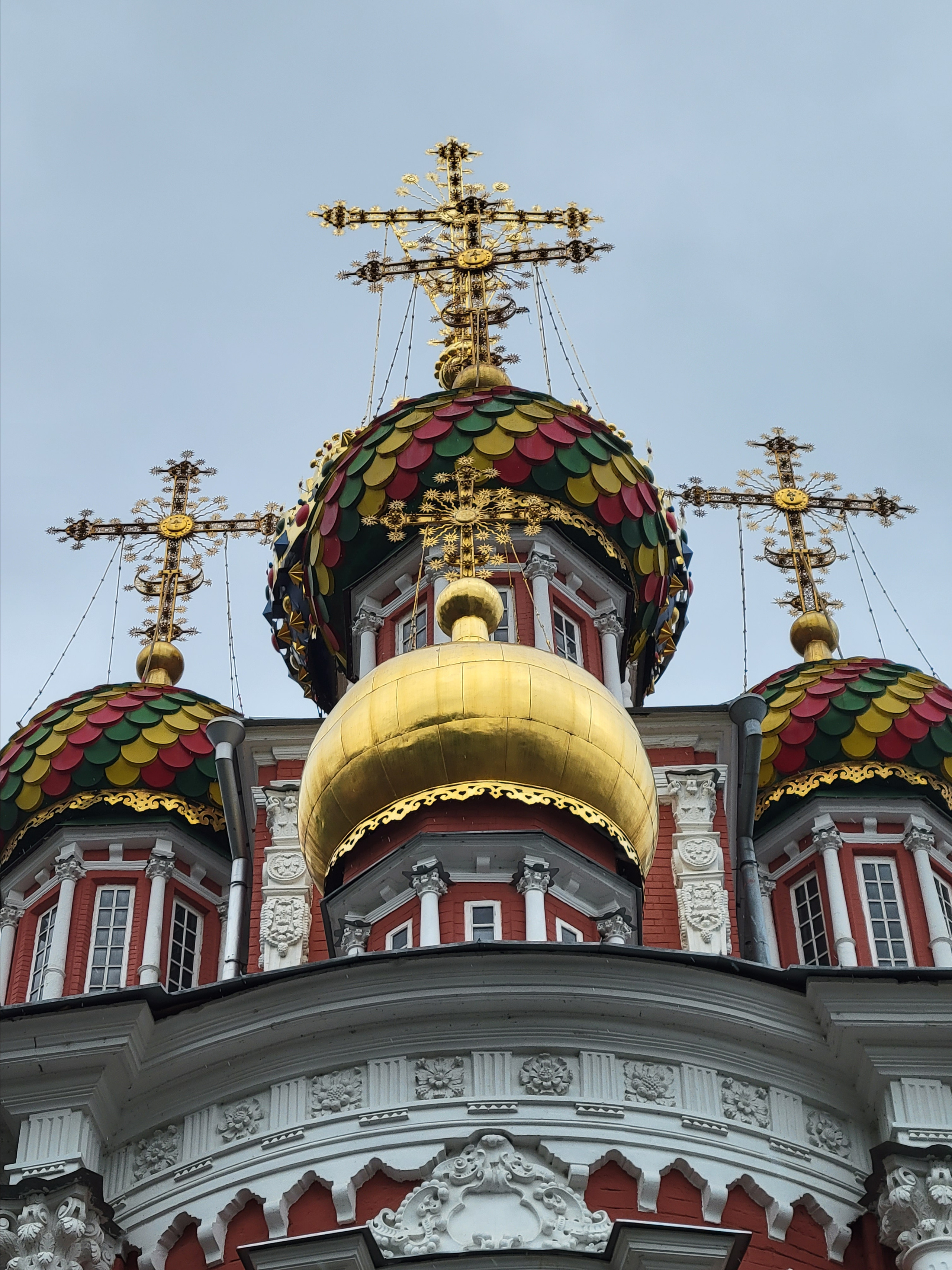 Купола были зеленые, а в XIX в покрасили как в Москве
