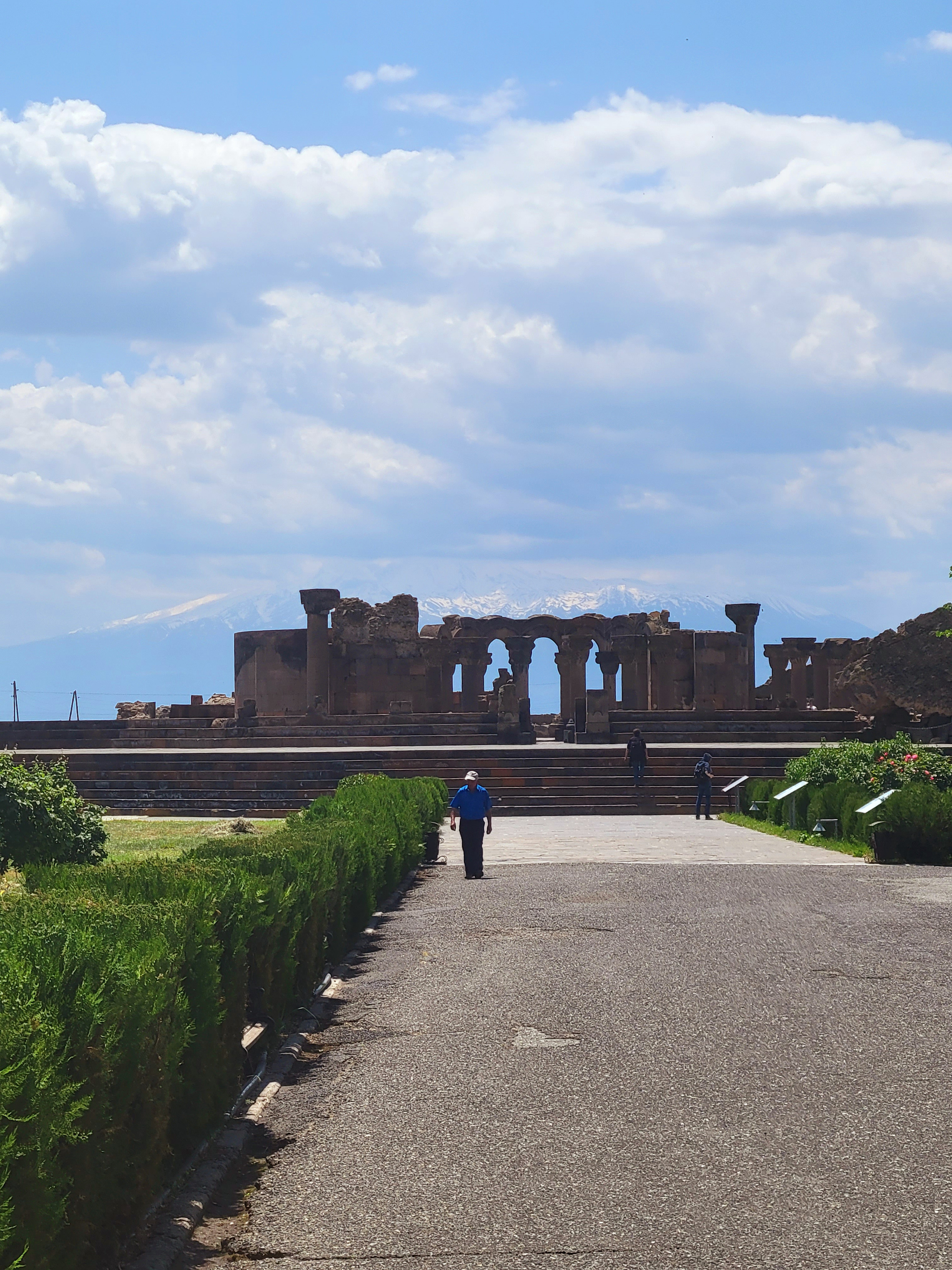 Последний день поездки - дорога в аэропорт Звартноц. Т.к. вылет был почти вечером, успели заехать в музейный комплекс монастыря Звартноц