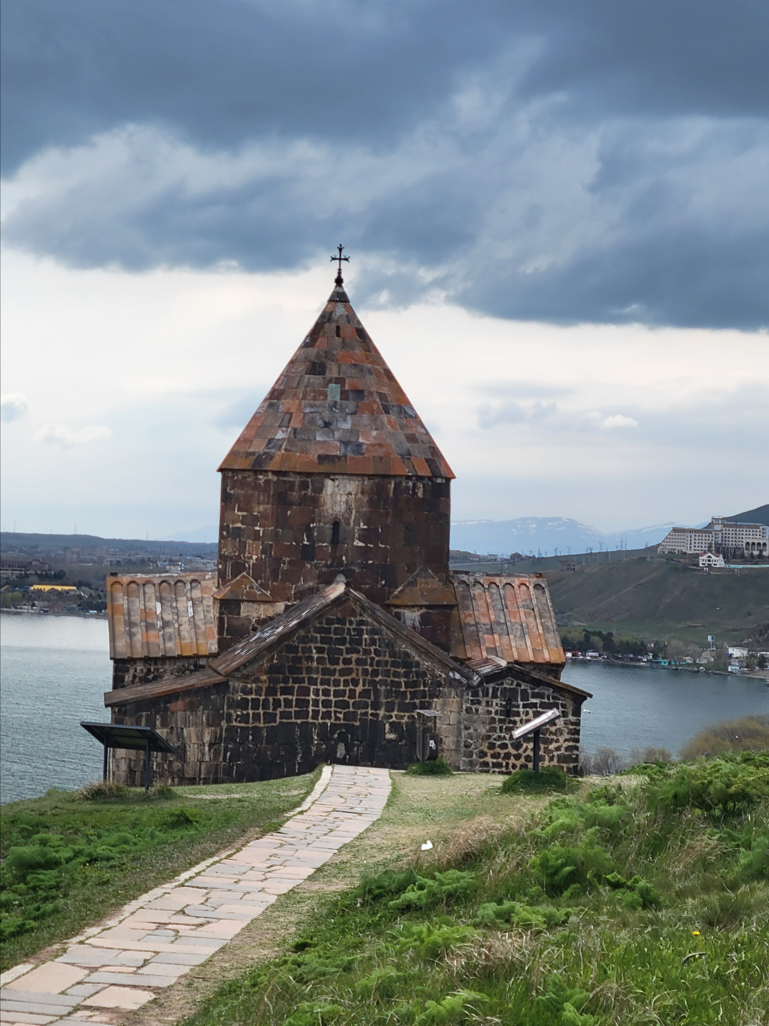 На обратной дороге заехали в ресторан, где я был 10 лет назад. Люля из раков, сиг в томатном соусе - по-прежнему идеальны.
