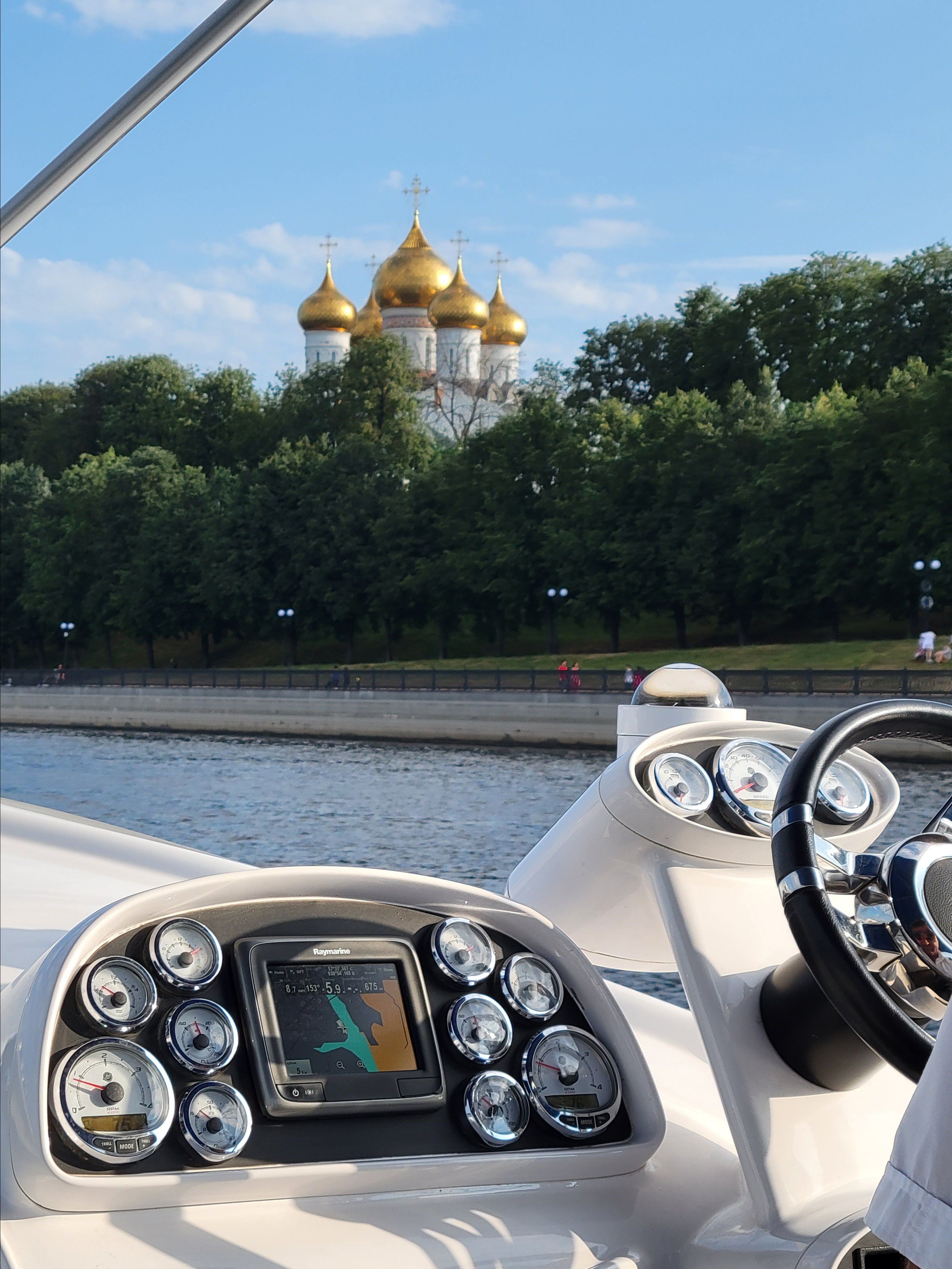 Отдельное развлечение — виртуальный полет над городом на яхте на подводных крыльях.  