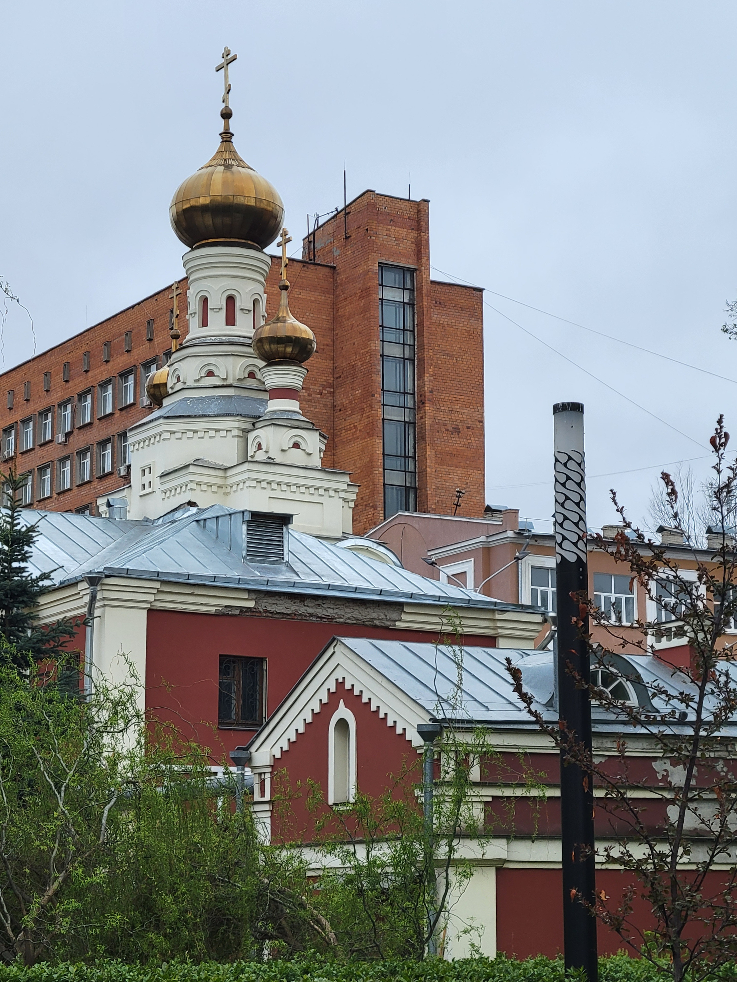 Уютная церковь у памятника Нестерову. Очень светлая внутри