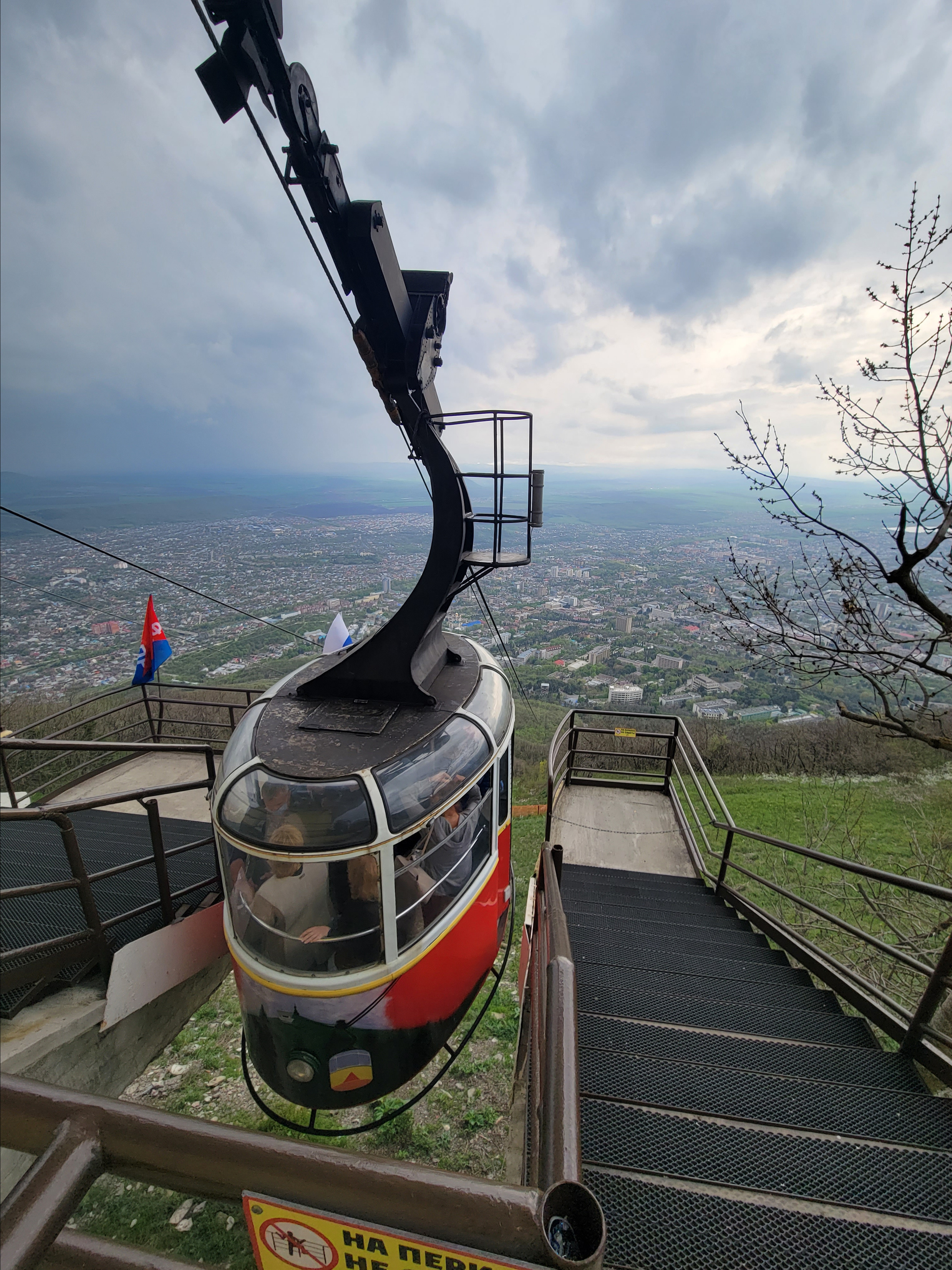Подъемники не выглядят новыми, но быстро доставляют на вершину