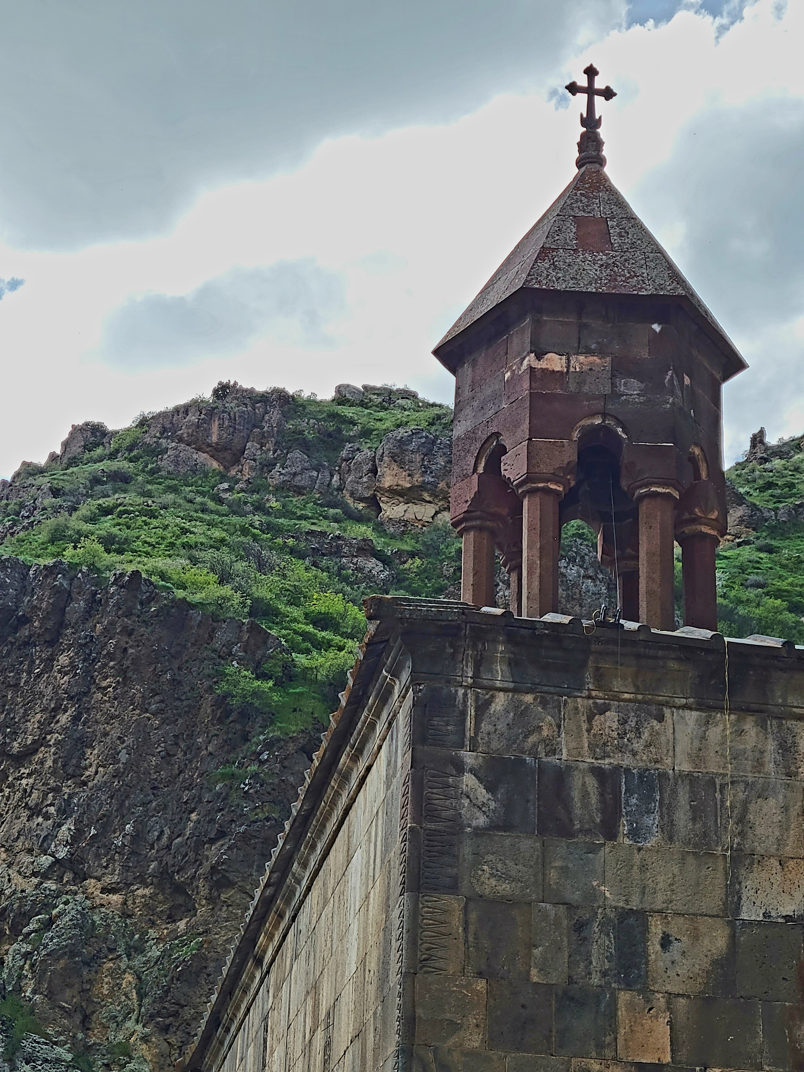 Небольшой монастырь, красивая резьба по камню