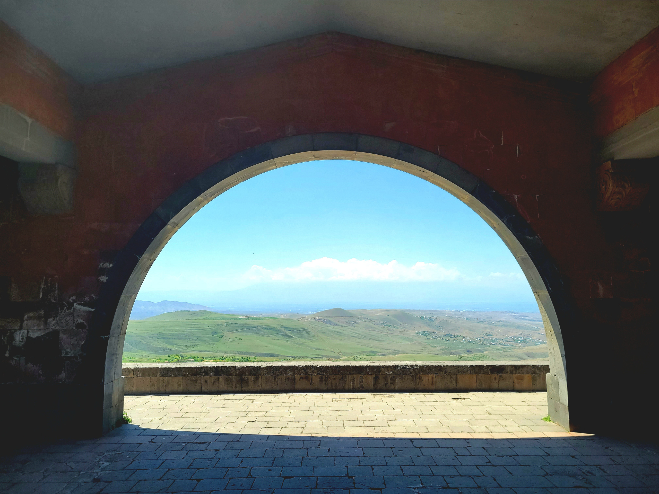 Последний полный день отправились по стандартному маршруту Гарни-Гегард, Первая остановка - Арка Чаренца