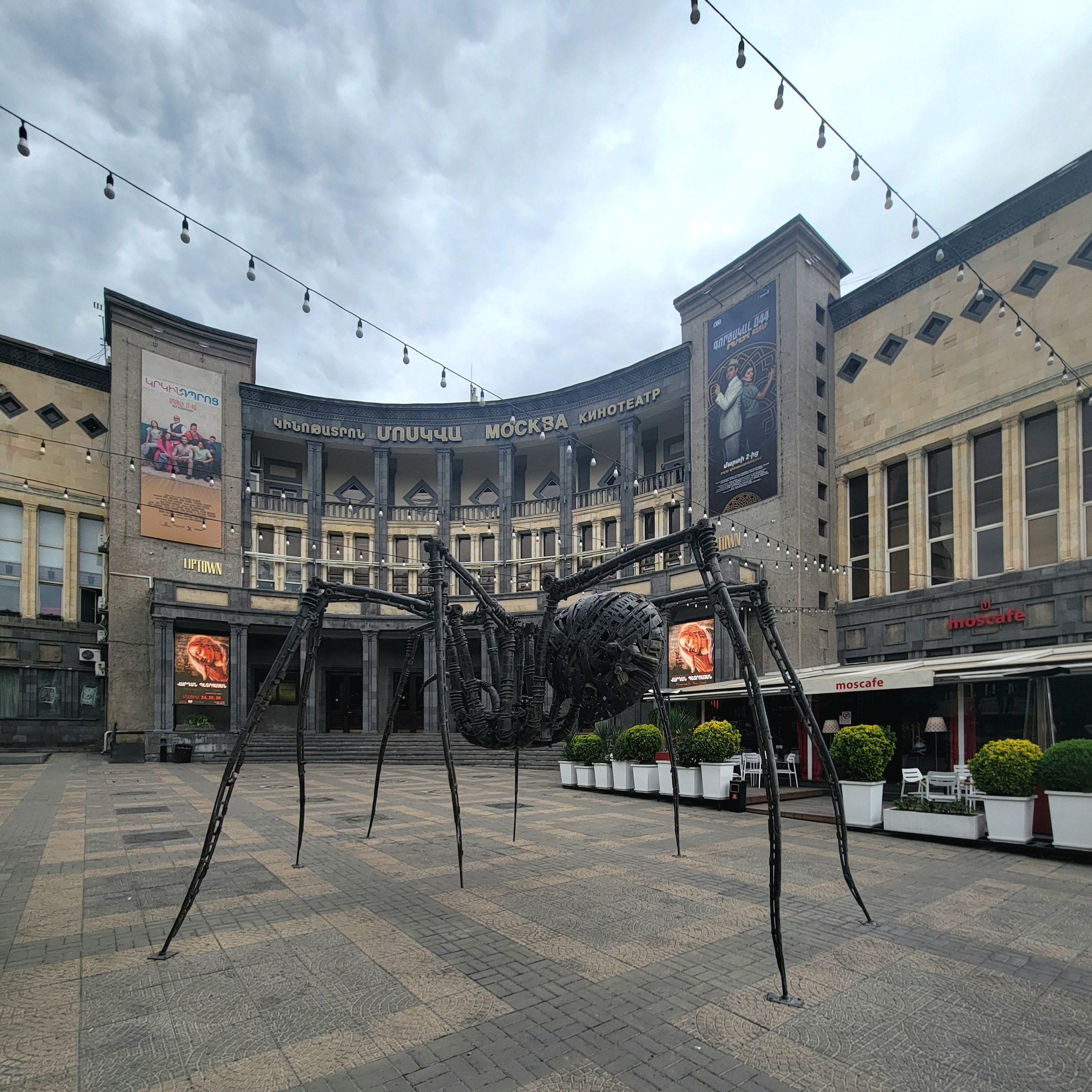 На площади у кинотеатра "Москва" большой паук