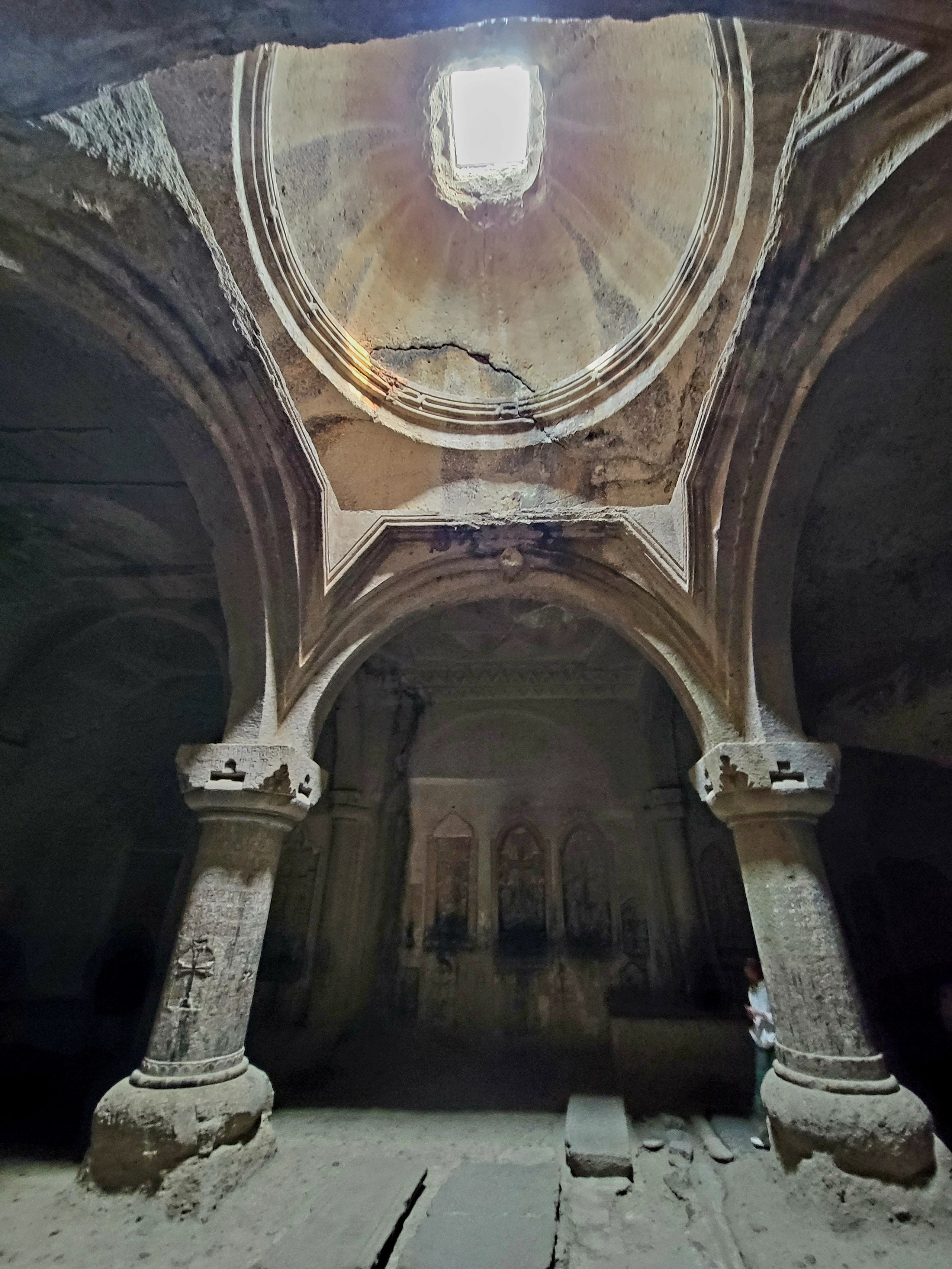 Гегардаванк - монастырь в скалах. БОльшая часть церквей вырублена в пещерах в скалах.