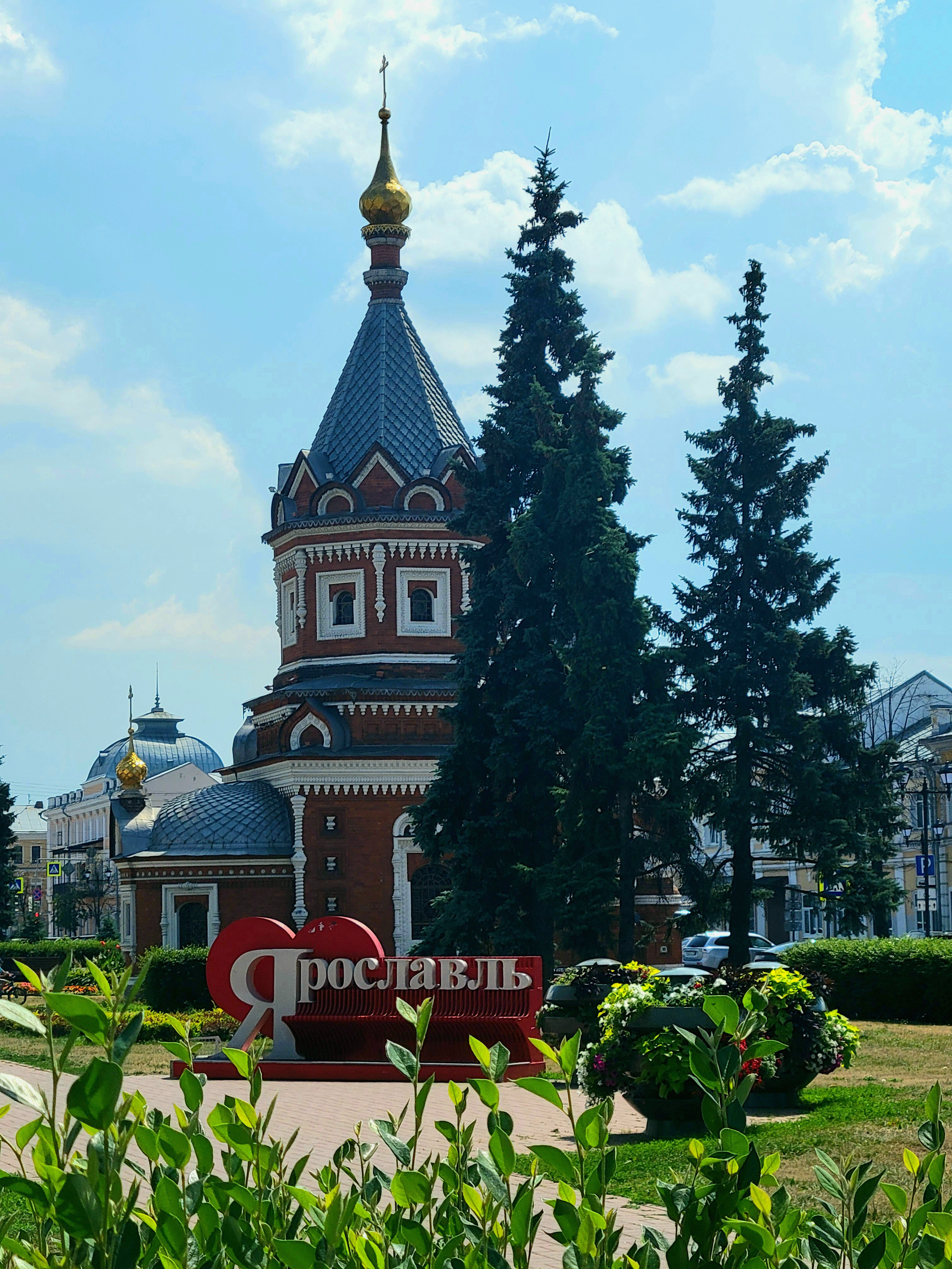 Уютный, аккуратный, зеленый город с интересными настоящими музеями. Получили уже почти забытое удовольствие от музеев, где собраны отличные коллекции европейских и русских мастеров, а не музеев-балаганов, коих наплодилось множество в последние 10 лет. 