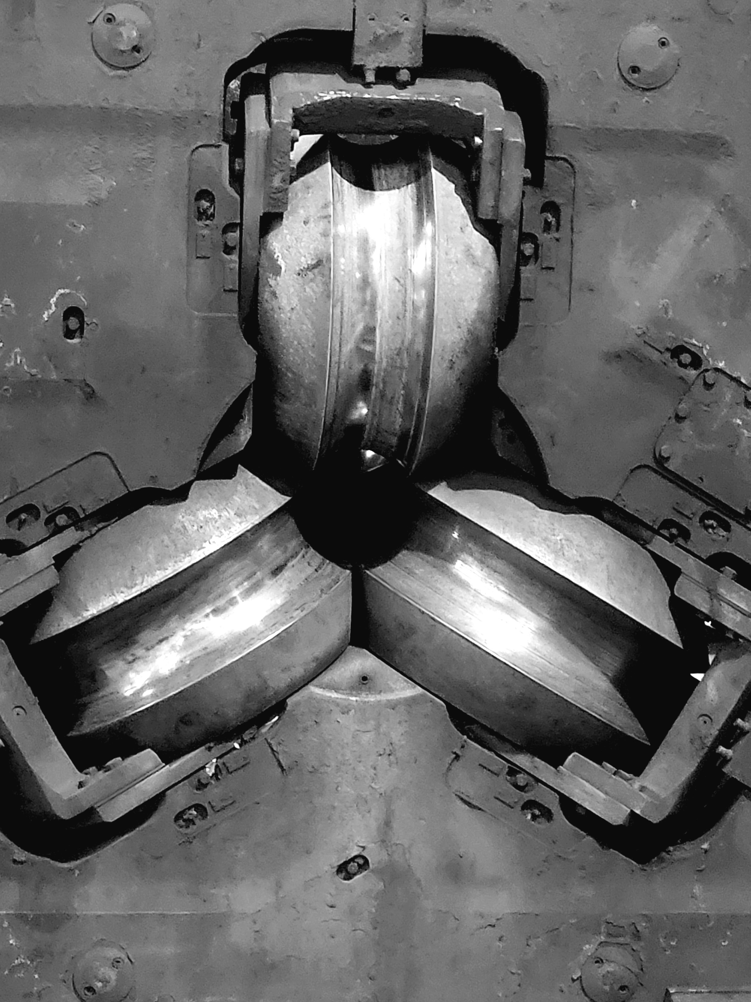 прокатывают через вот такие формовочные ролики