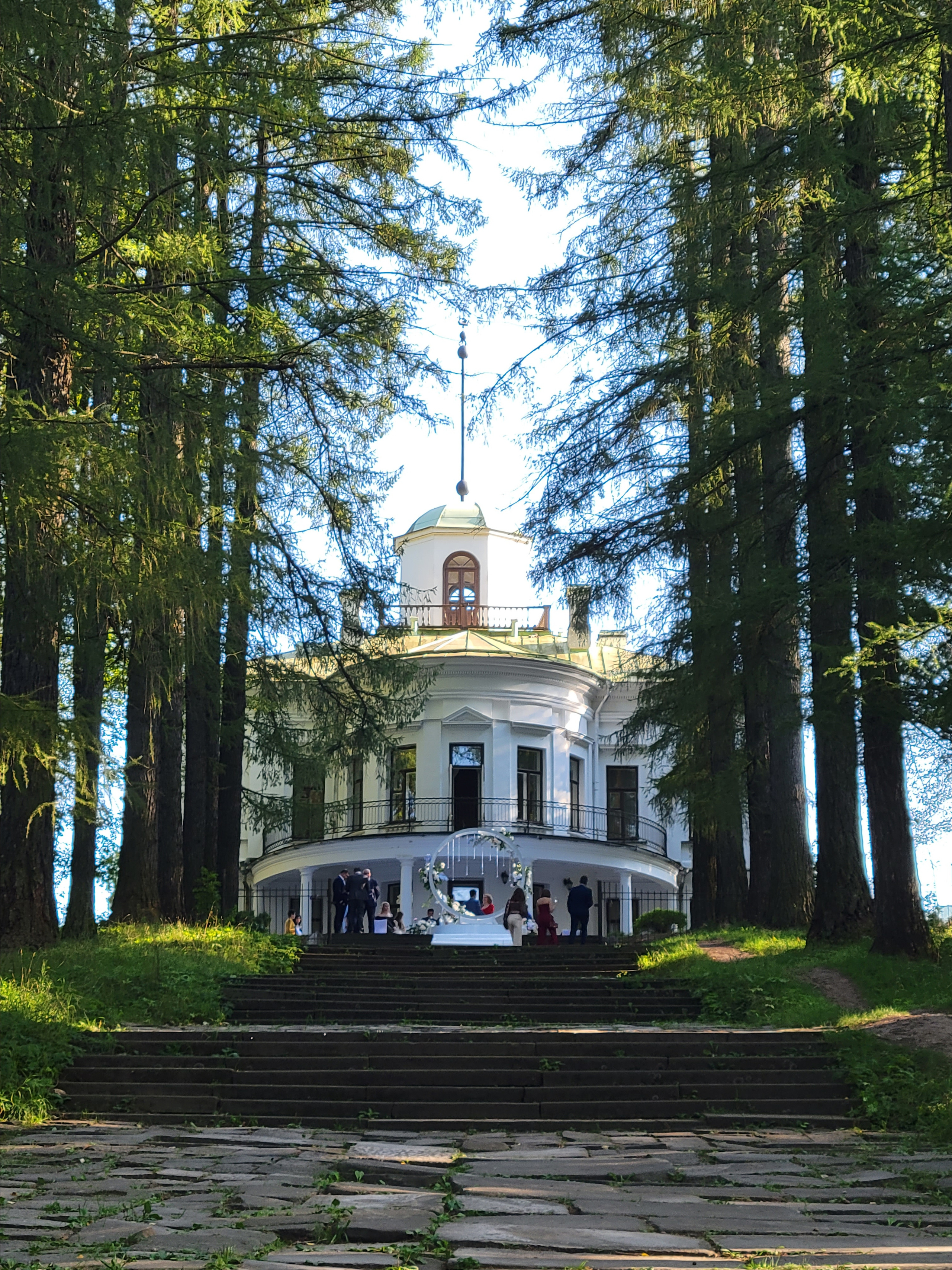 Сама усадьба была закрыта на проведение свадьбы, прогулялись по парку.  