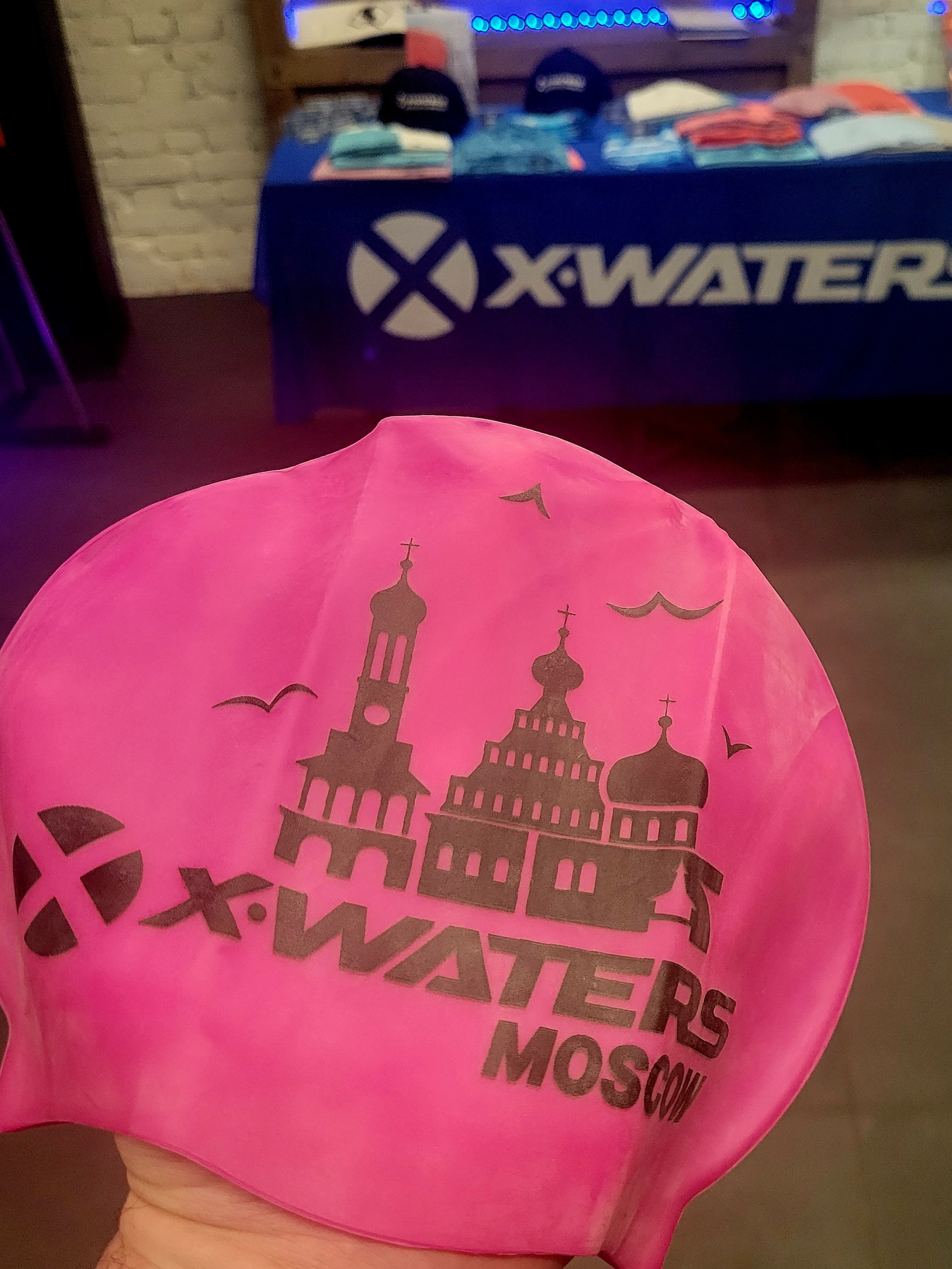 На километр - розовые в этот раз. Каждый раз ожидание и сюрприз - какого цвета будет шапочка