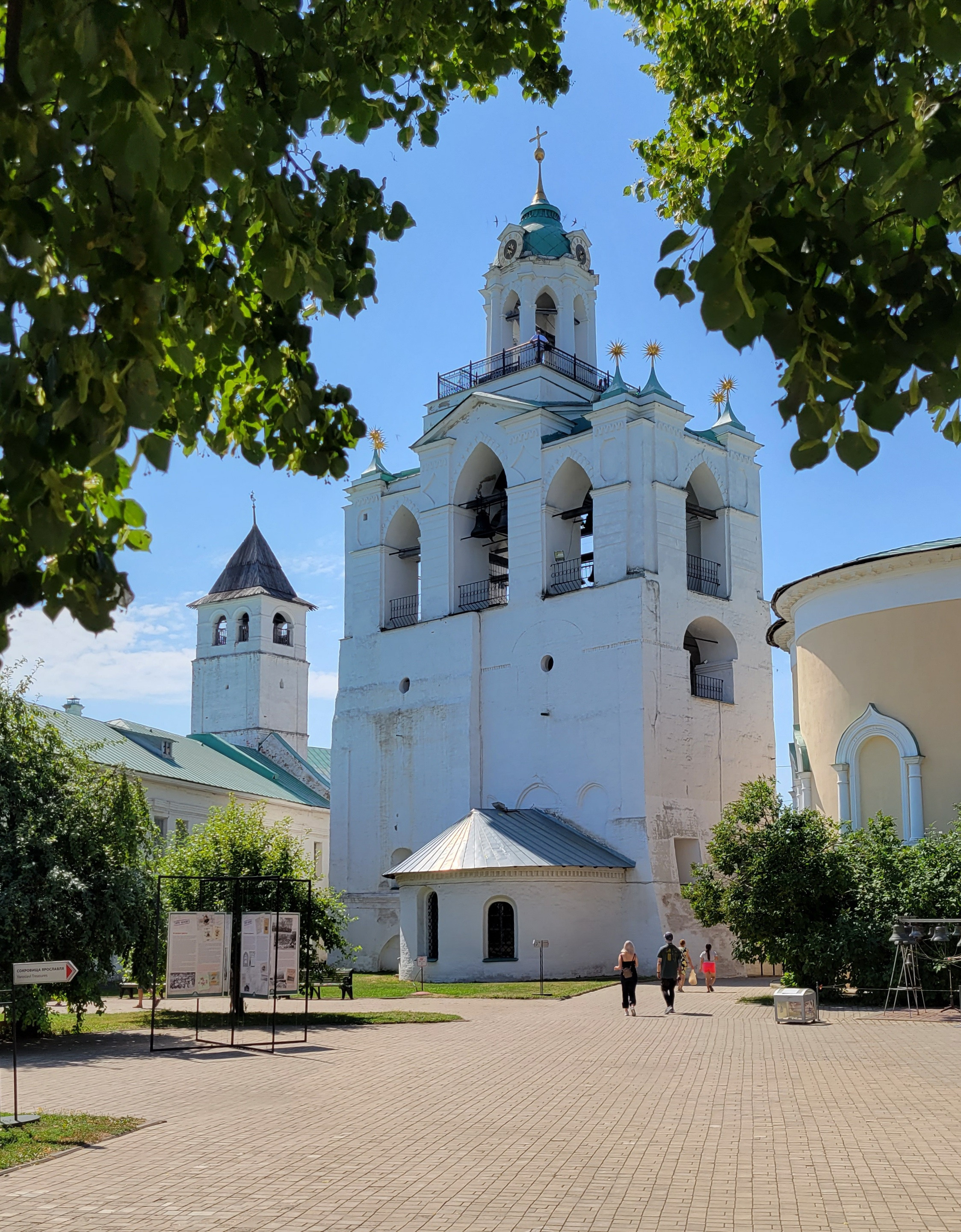 Спасо-Преображенский монастырь. Ярославль оказался намного больше, ранее посещенных городов-спутников. 