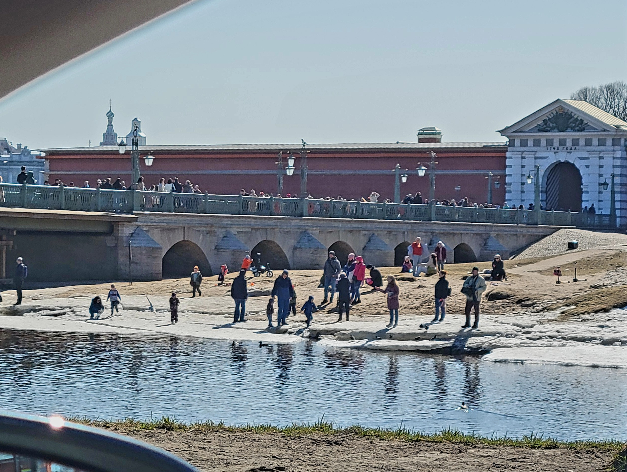 А вот здесь мы стартовали в августе. Сейчас вход в воду покрыт льдом
