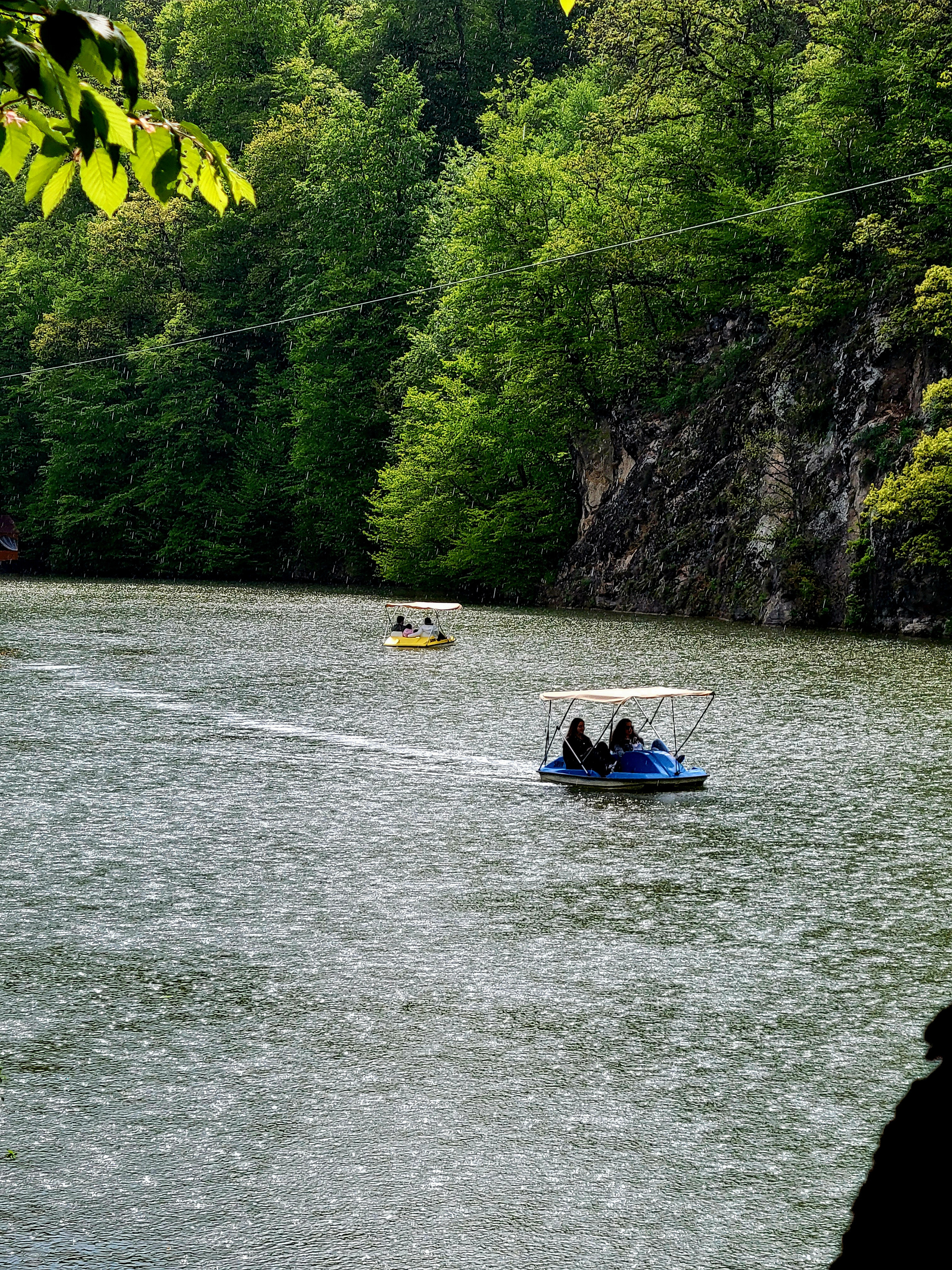 За 15 лет (с 2008 г.) озеро из заброшенного превратилось в красивое и уютное место отдыха. Небольшие рестораны, зиплайн, лодочки. При этом ухоженность и чистота - первый приоритет парка.