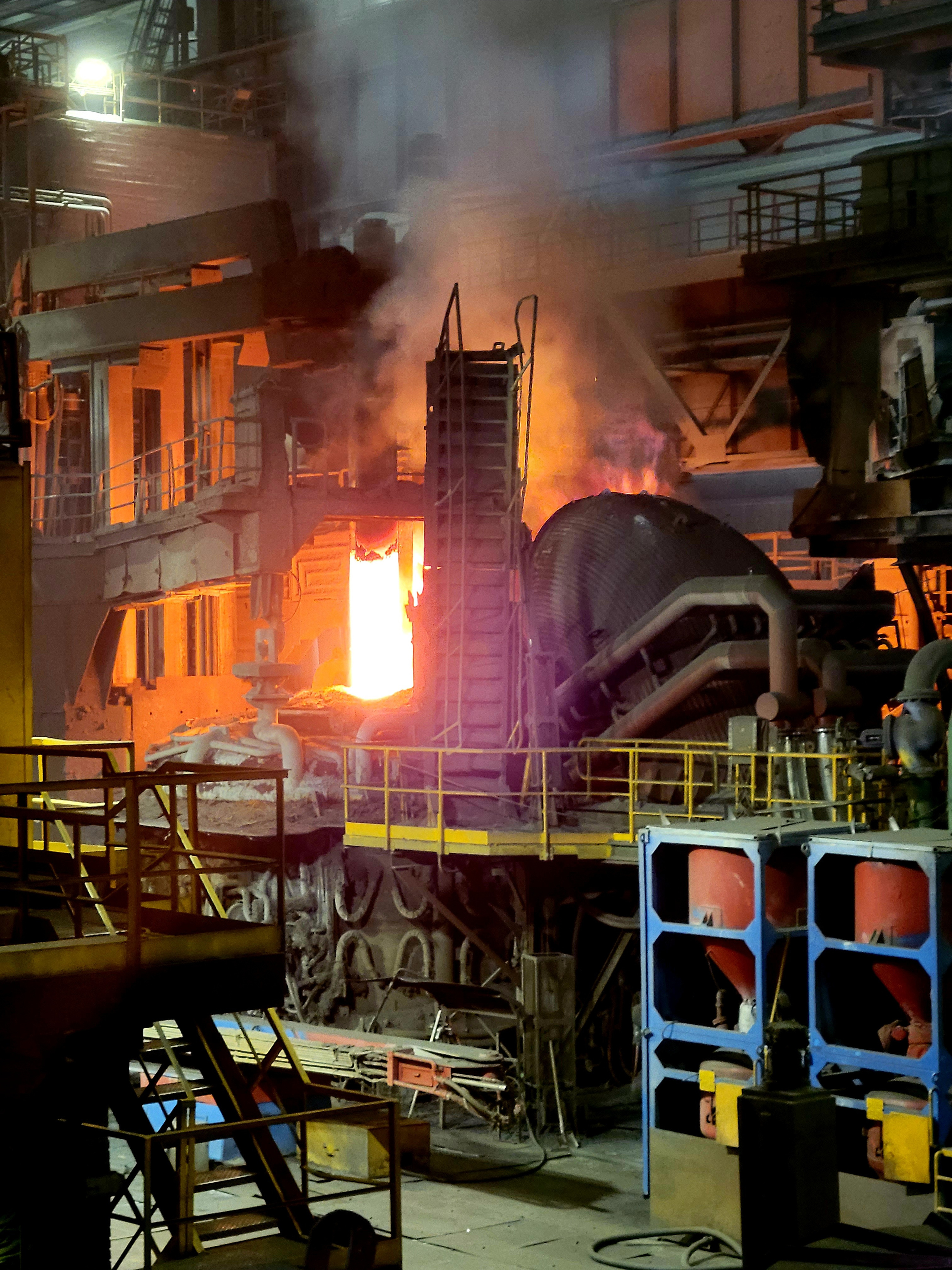 Дальше погружают три нагревательных элемента. Вспышки, разряды дуг - энергетика мощнейшая