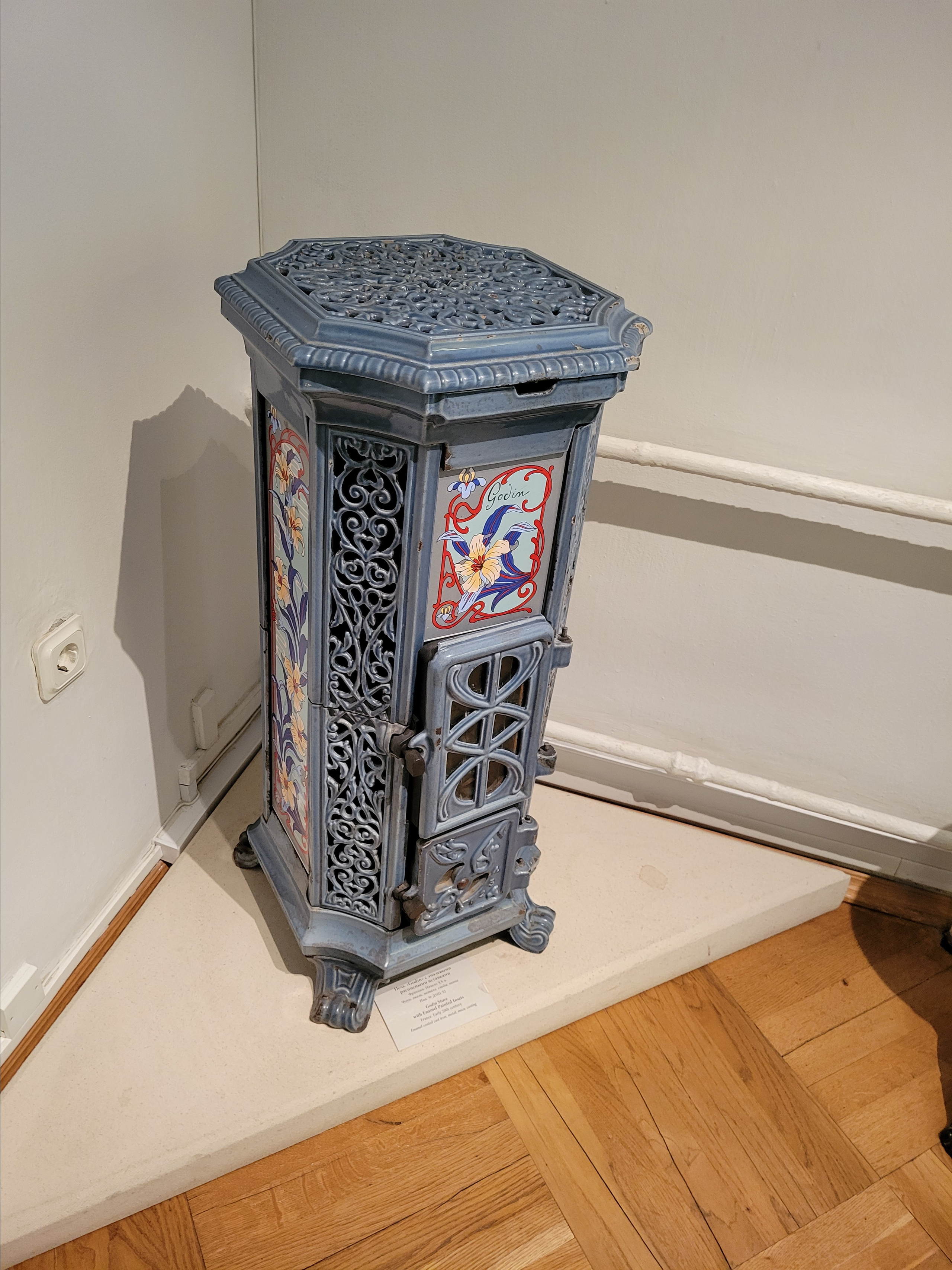 Кроме самого дворца в нем разместилась выставка печек. Эта похожа на нашу дачную, но намного более изысканная версия