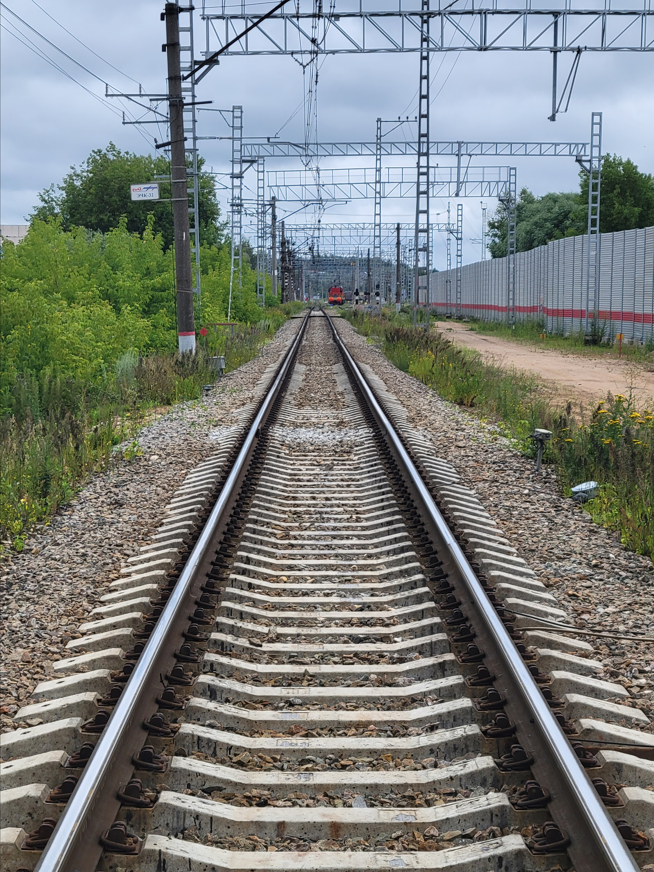 Почему Всеволод, но город Дмитров? Второе (церковное) имя Всеволода - Дмитрий. Покровитель - Дмитрий Солунский, памятник которому и стоит у вокзальной площади