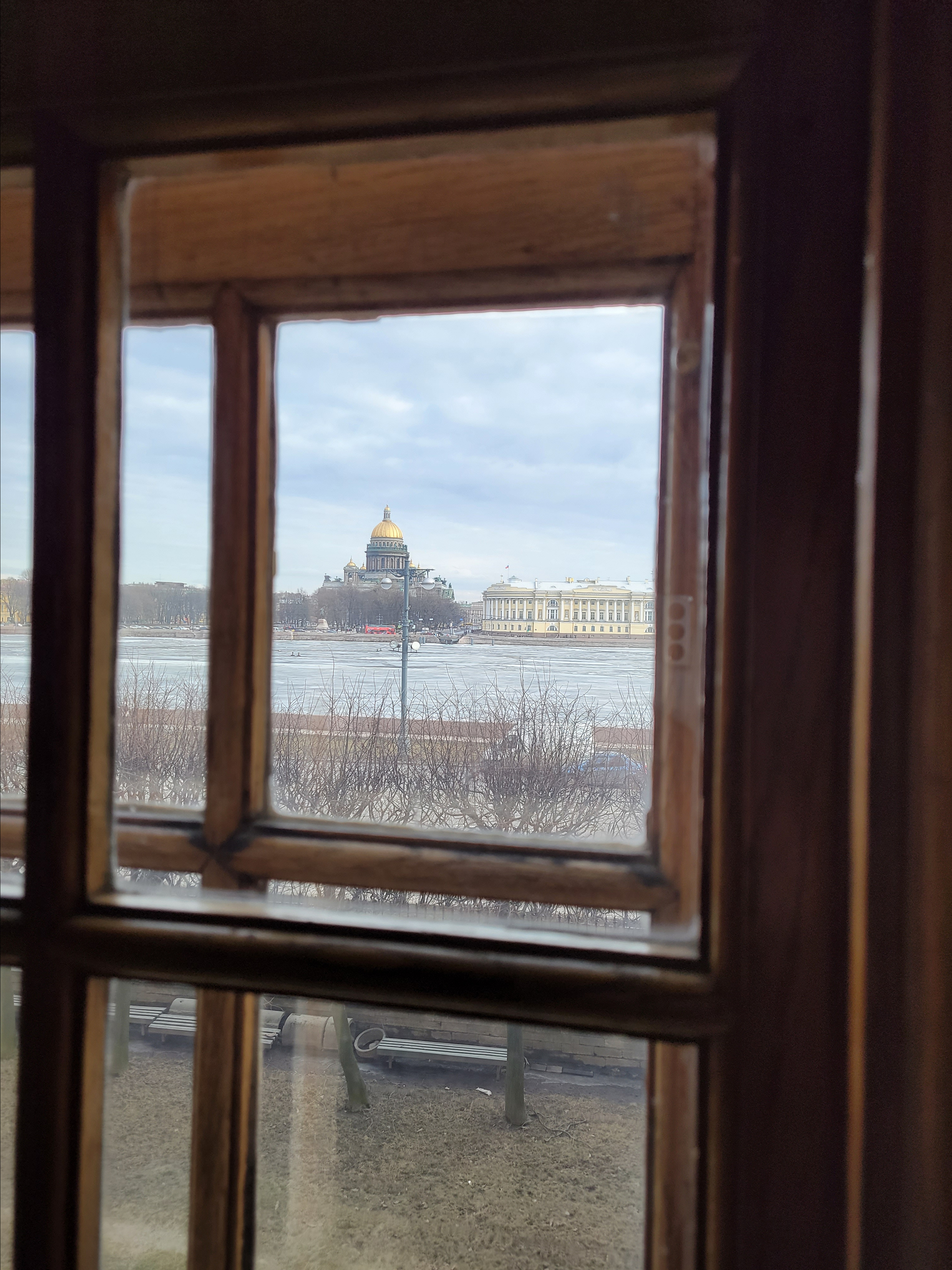 Вид на Исакий через Неву