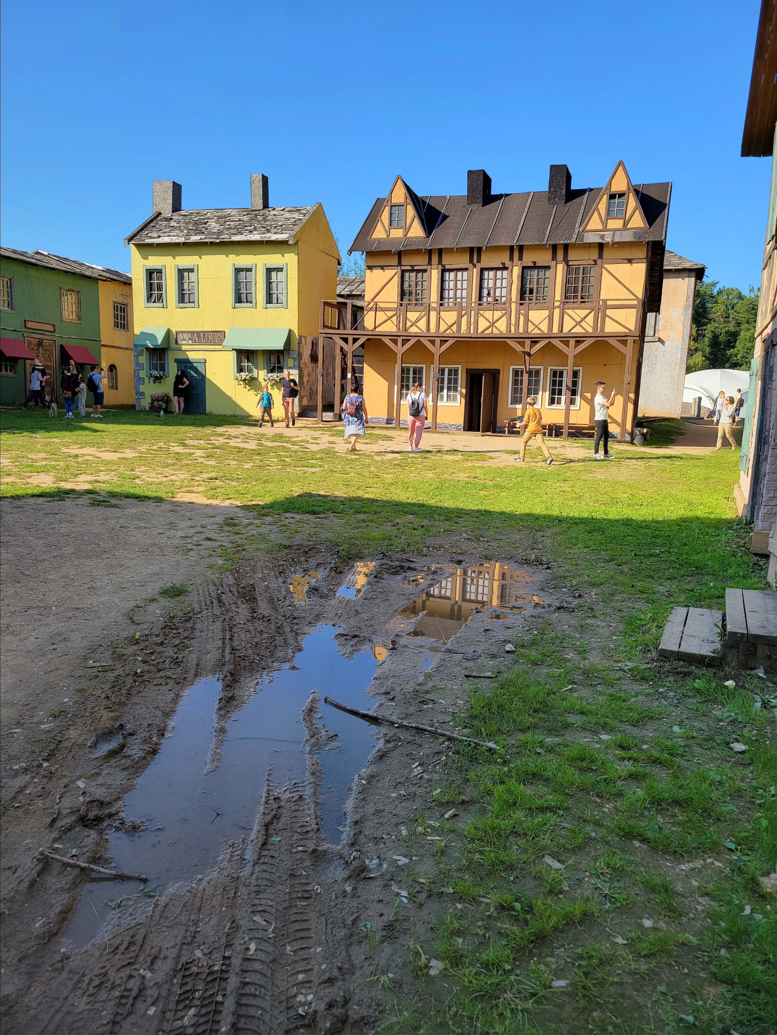 С разбитыми дорогами