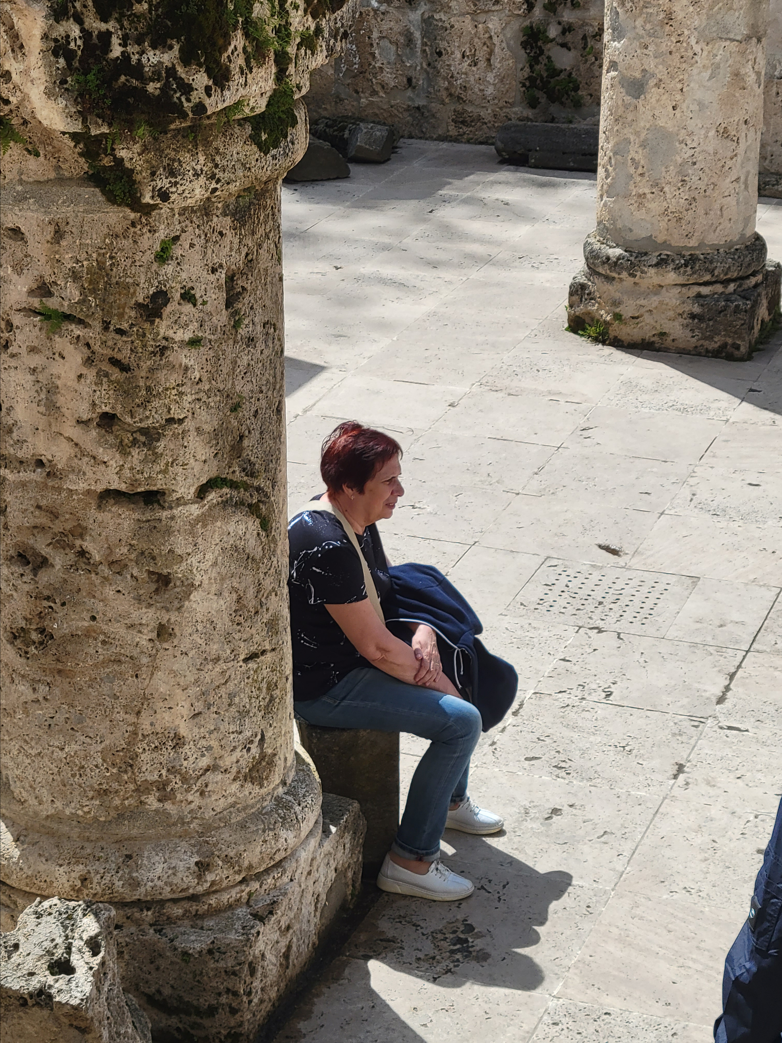 Вокруг монастыря множество маршрутов и на 1 ч, и на несколько дней. В горах погромыхивал гром, решили далеко не удаляться от цивилизации и машины 