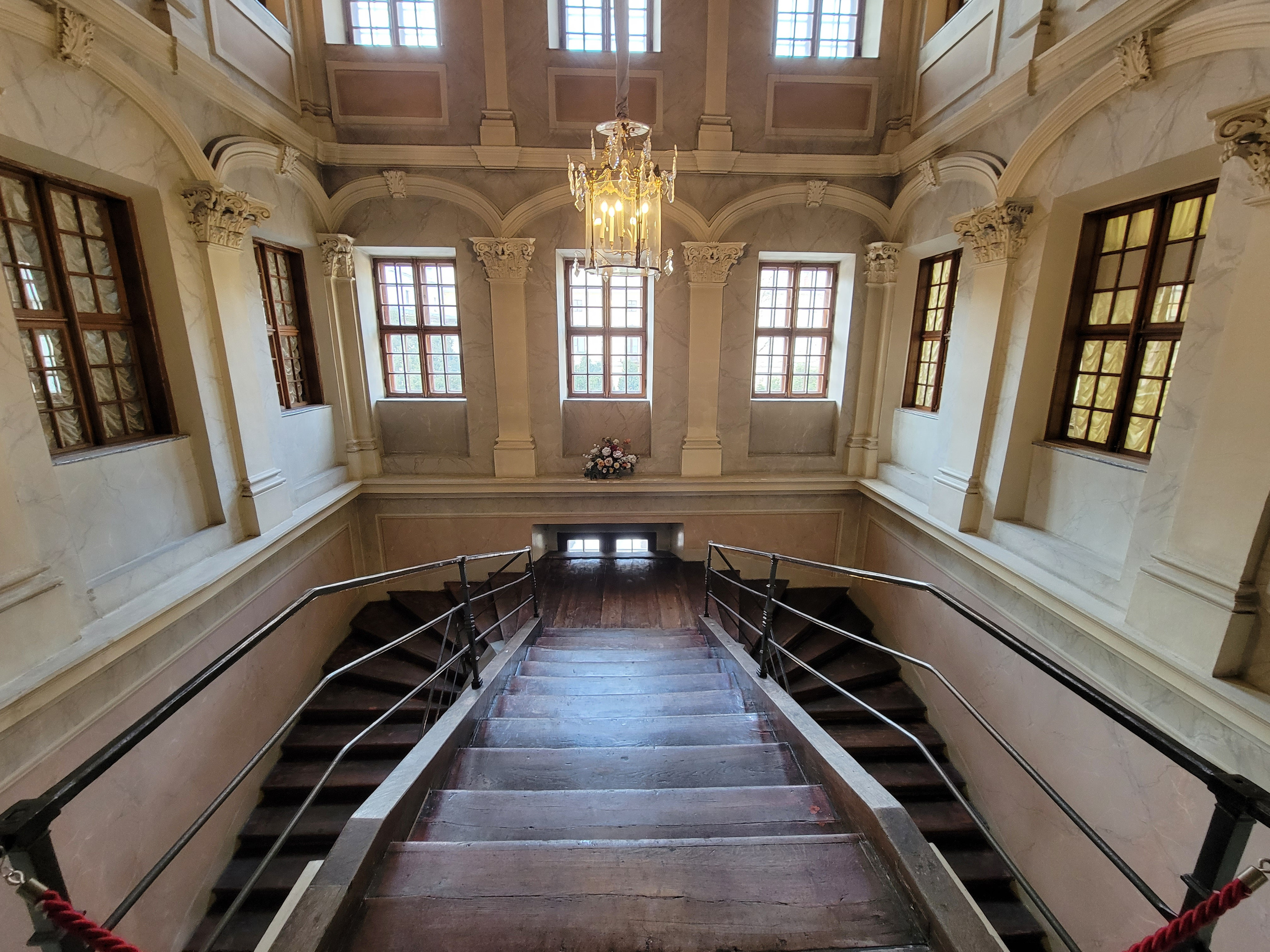 Красивый дворец с длинной историей, почти ровесник городу