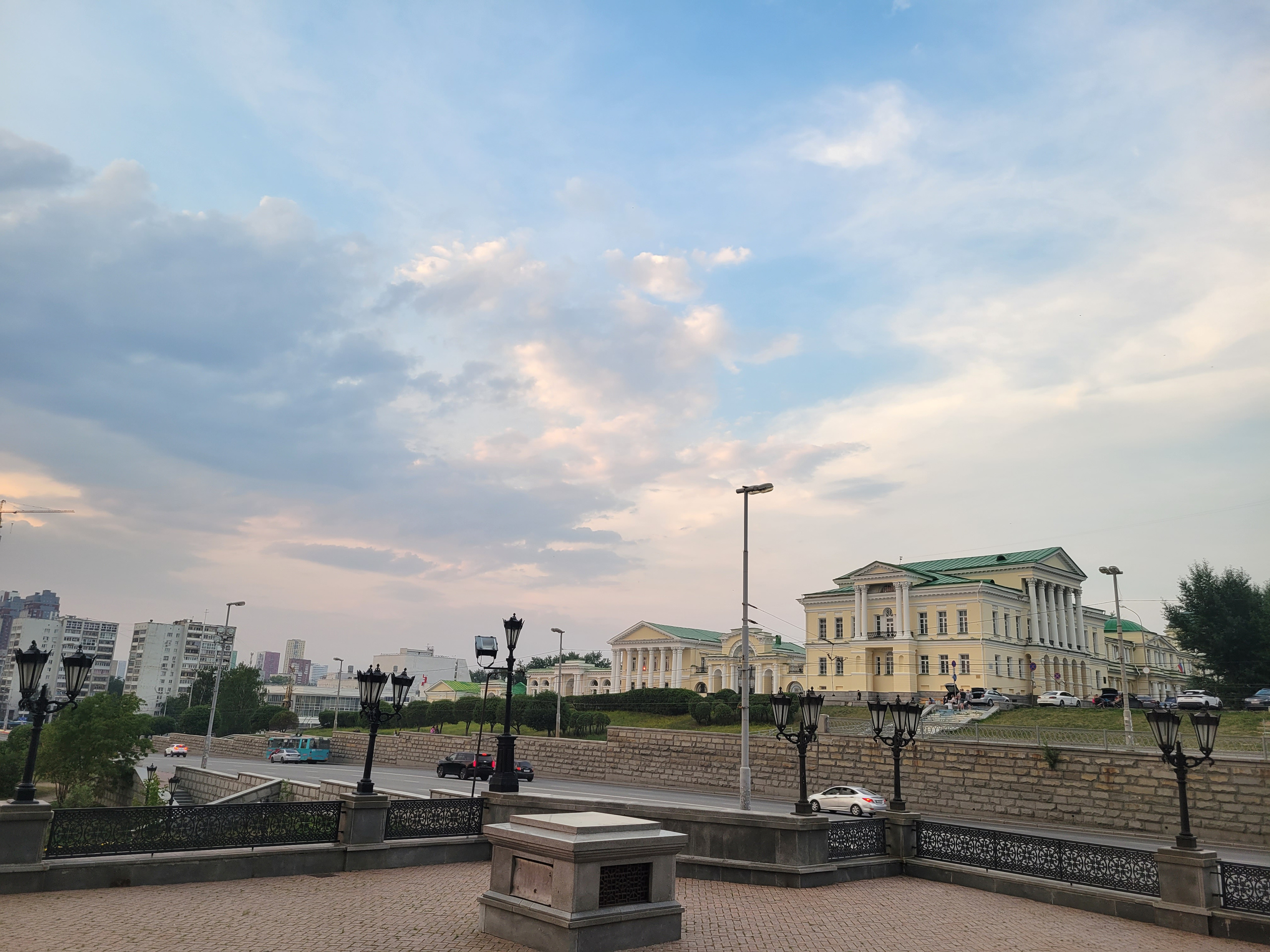 Вокруг усадьбы XIX в. В частности, эта - усадьба Харитонова.